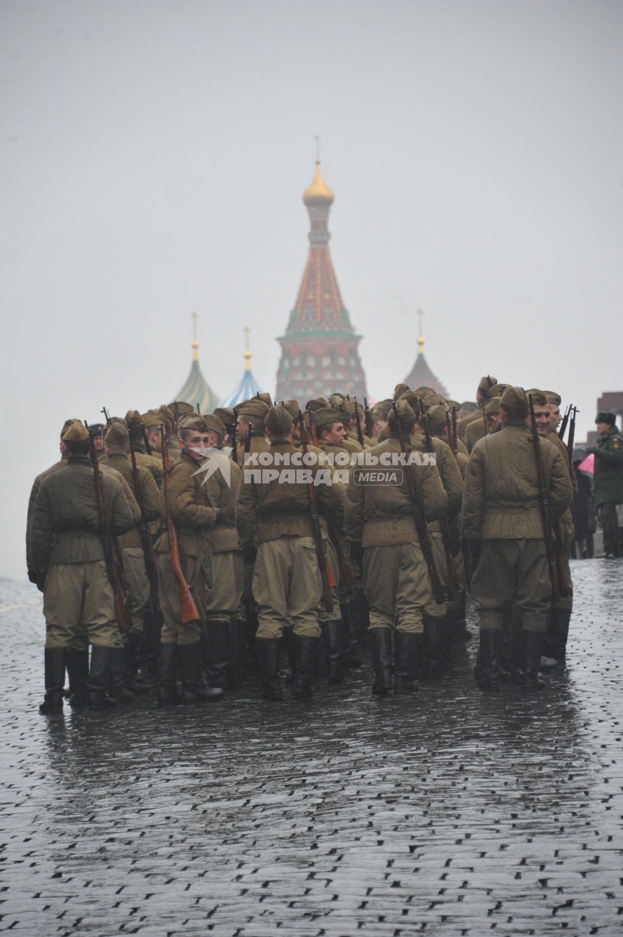 Торжественный марш, посвященный 73-й годовщине  легендарного парада 7 ноября 1941 года  на Красной площади в Москве. На снимке: военнослужащие, одетые в форму периода Великой Отечественной войны.