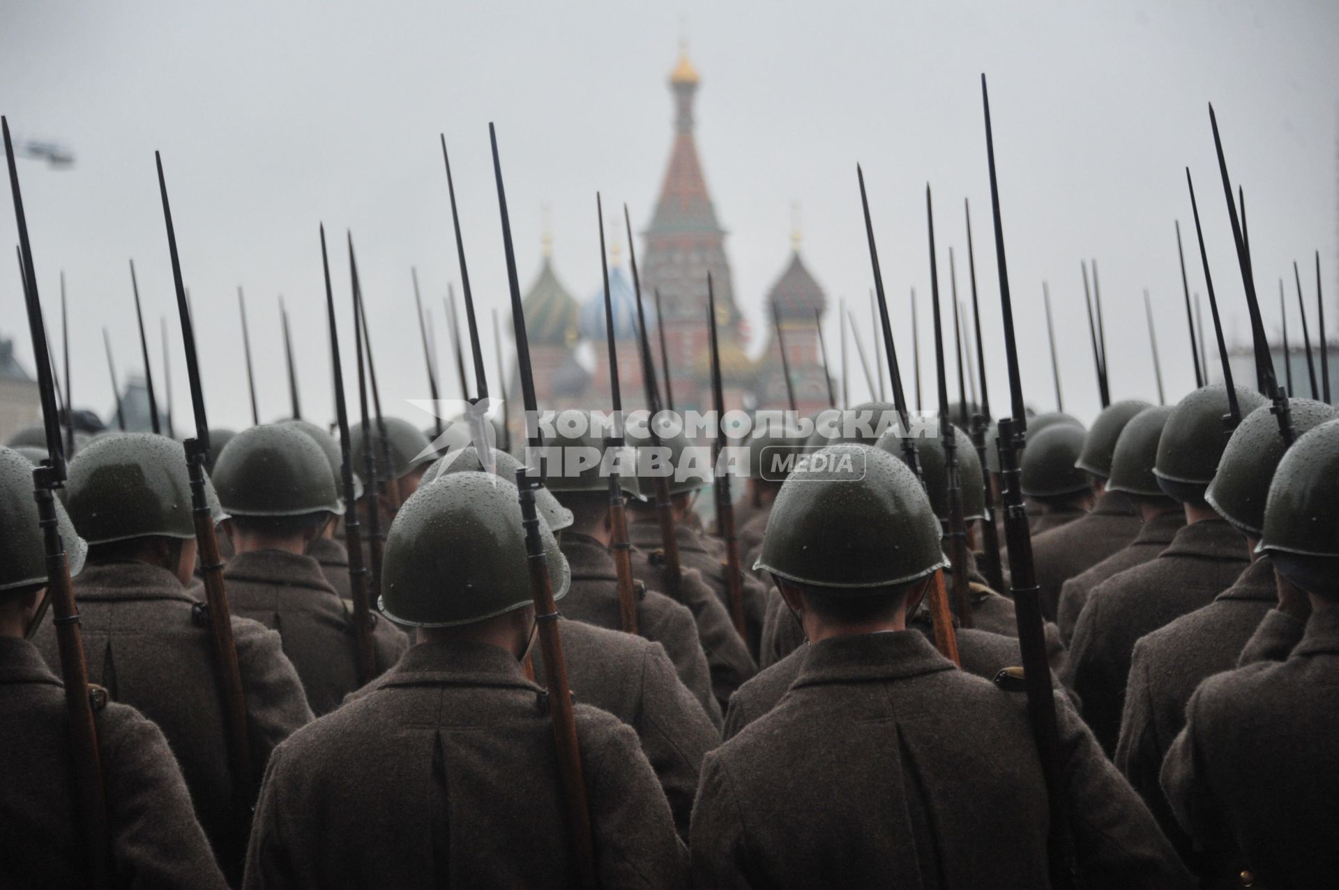 Торжественный марш, посвященный 73-й годовщине  легендарного парада 7 ноября 1941 года  на Красной площади в Москве. На снимке: военнослужащие, одетые в форму периода Великой Отечественной войны.