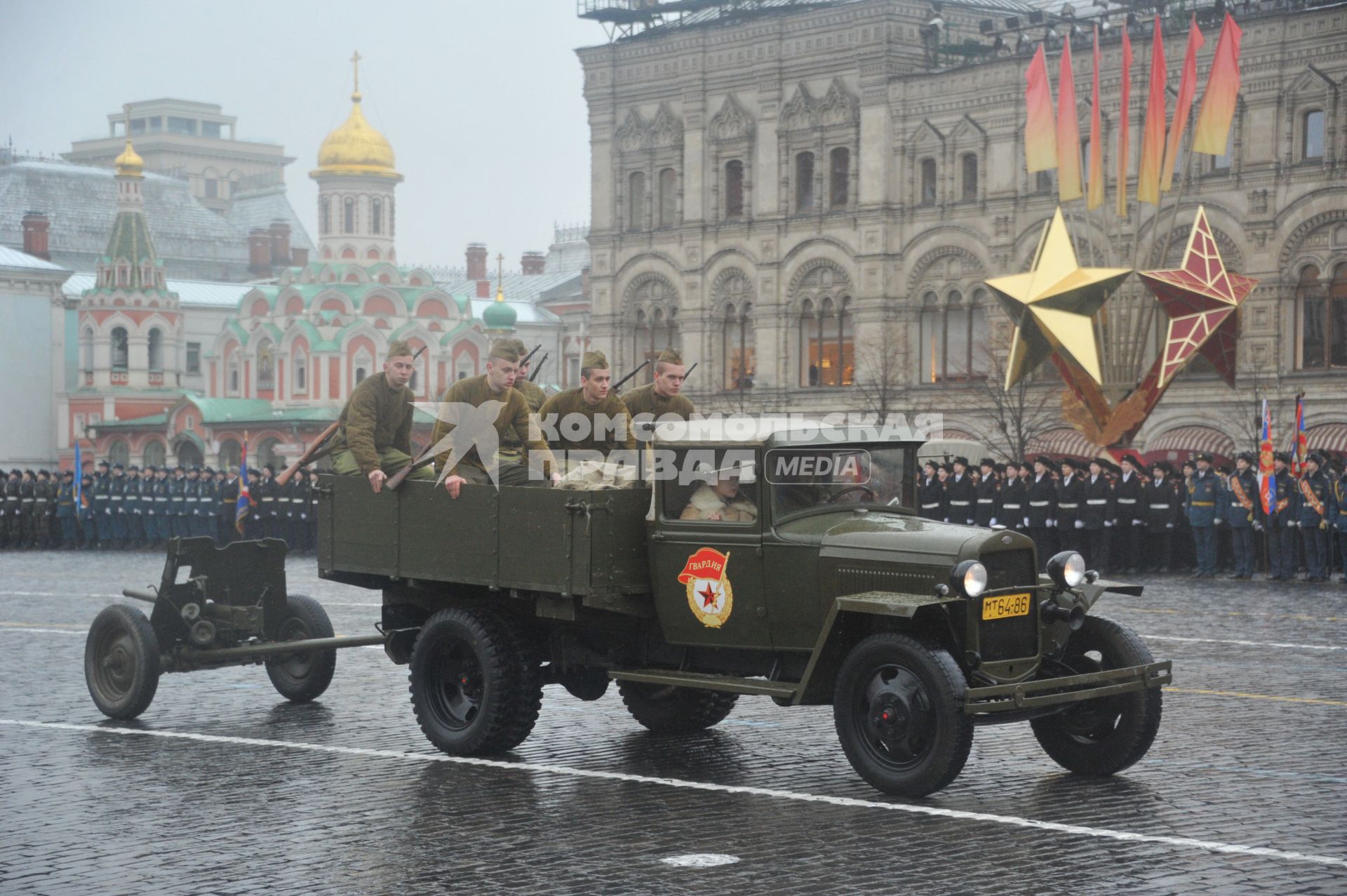 Торжественный марш, посвященный 73-й годовщине  легендарного парада 7 ноября 1941 года  на Красной площади в Москве. На снимке: военная техника периода Великой Отечественной войны.