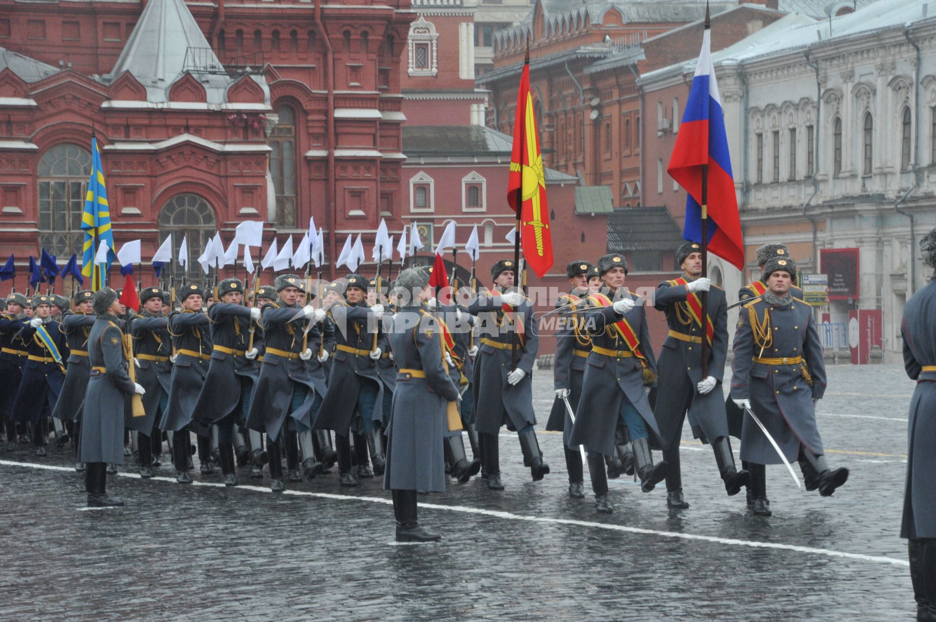 Торжественный марш, посвященный 73-й годовщине  легендарного парада 7 ноября 1941 года  на Красной площади в Москве.  На снимке: военнослужащие.