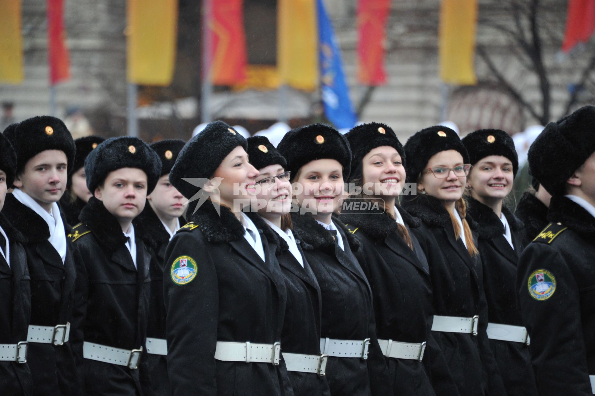 Торжественный марш, посвященный 73-й годовщине  легендарного парада 7 ноября 1941 года  на Красной площади в Москве. На снимке: воспитанницы кадетской школы.