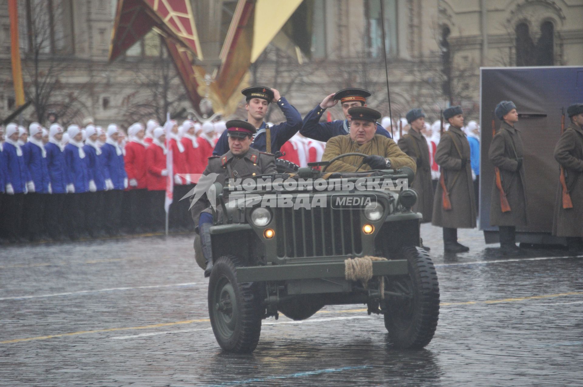 Торжественный марш, посвященный 73-й годовщине  легендарного парада 7 ноября 1941 года  на Красной площади в Москве. На снимке: военная техника периода Великой Отечественной войны.