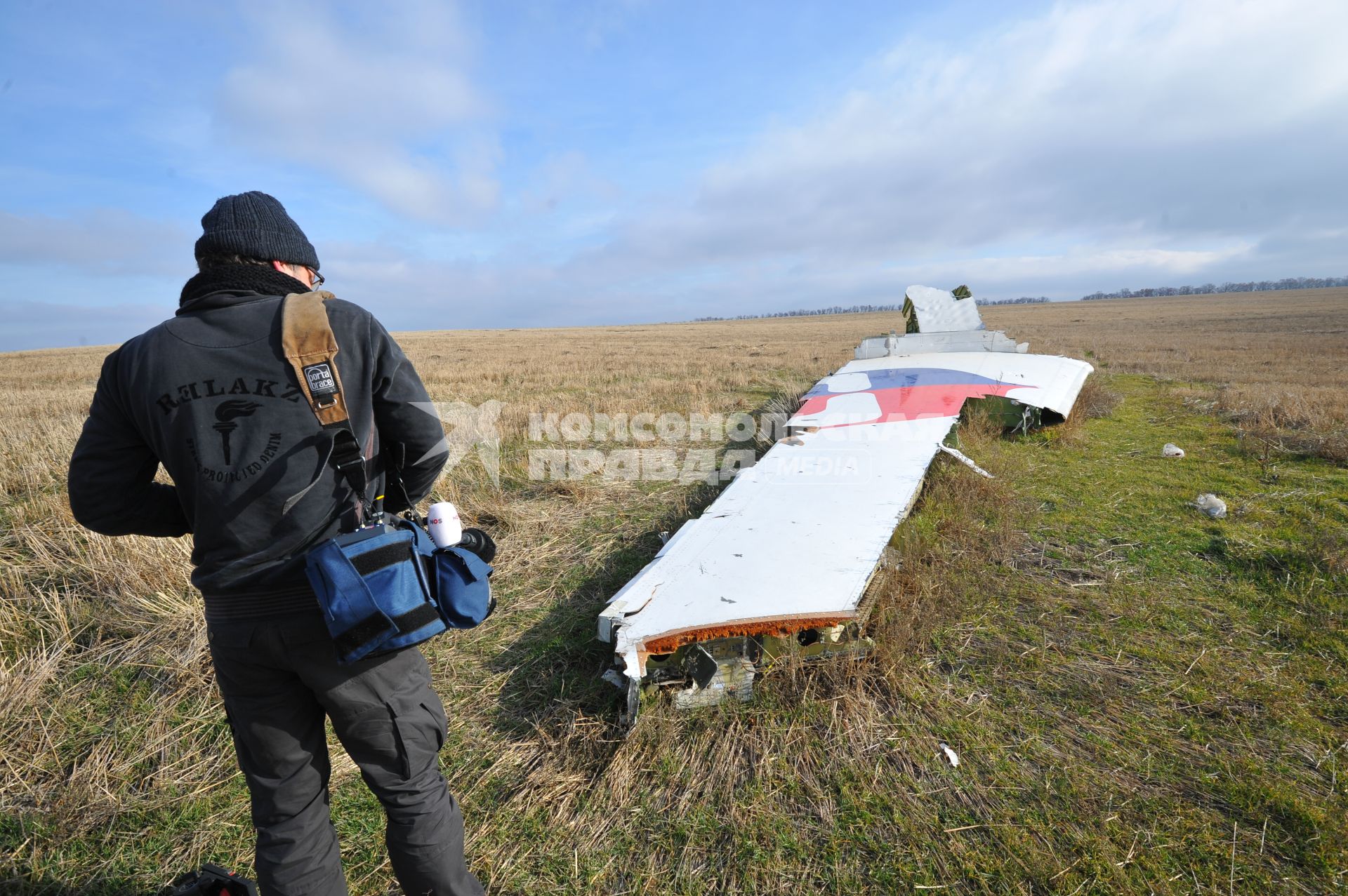 Место крушения малайзийского самолета Boeing, выполнявшего рейс MH17 Амстердам — Куала-Лумпур. На снимке: обломки самолета.