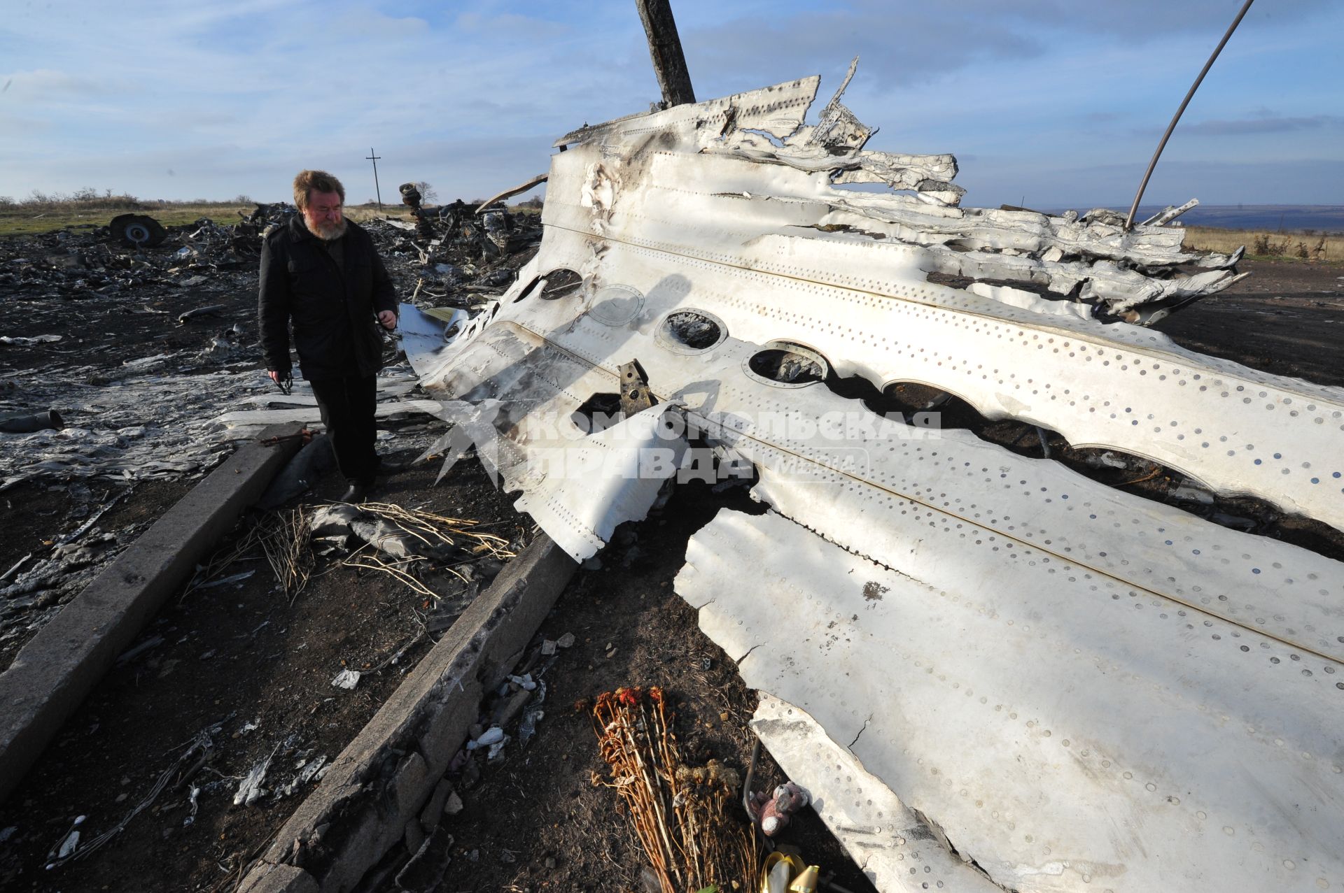 Место крушения малайзийского самолета Boeing, выполнявшего рейс MH17 Амстердам — Куала-Лумпур. На снимке: специальный корреспондент Николай Варсегов и осматривает обломки самолета.