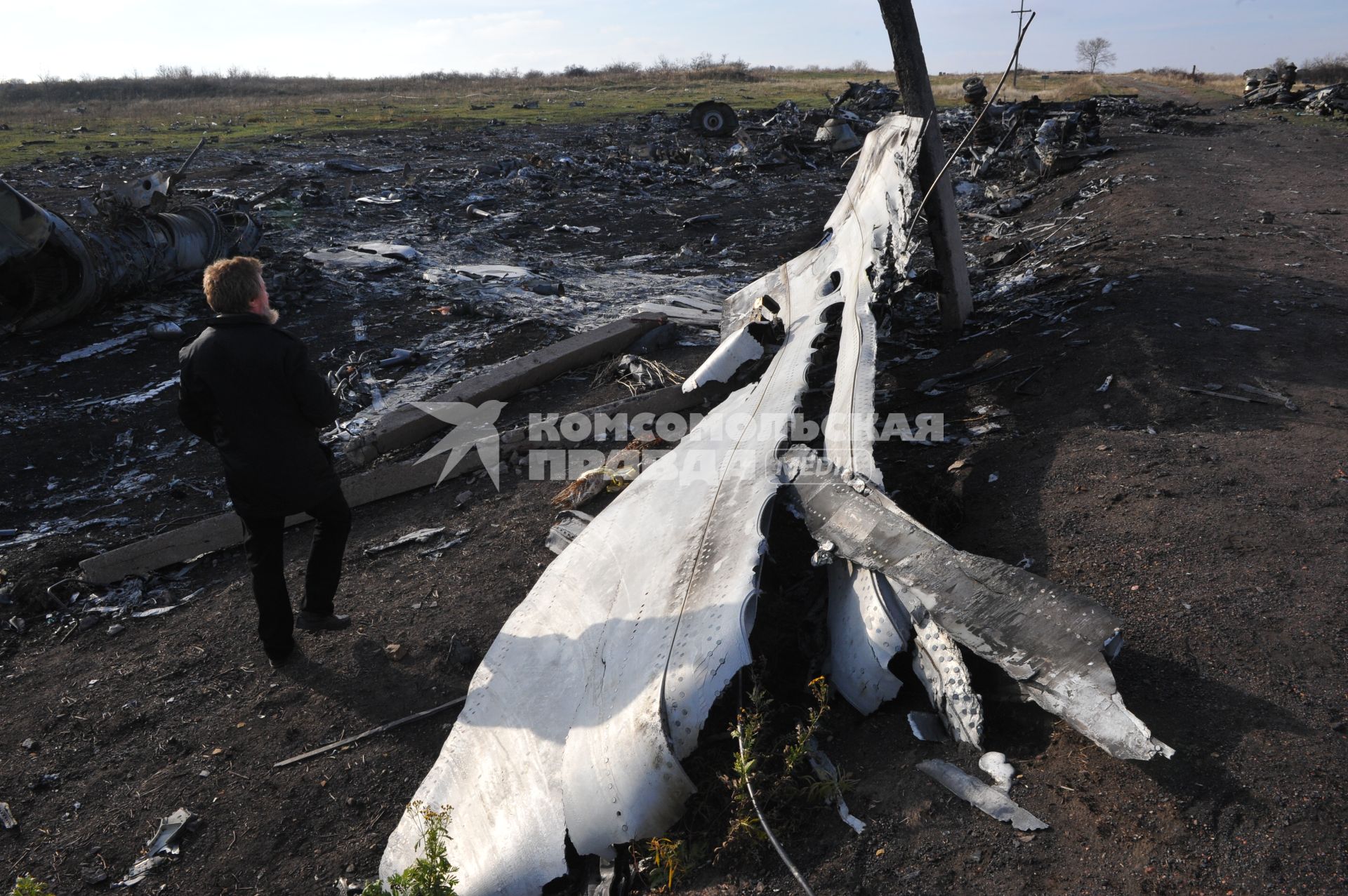 Место крушения малайзийского самолета Boeing, выполнявшего рейс MH17 Амстердам — Куала-Лумпур. На снимке: специальный корреспондент Николай Варсегов и осматривает обломки самолета.