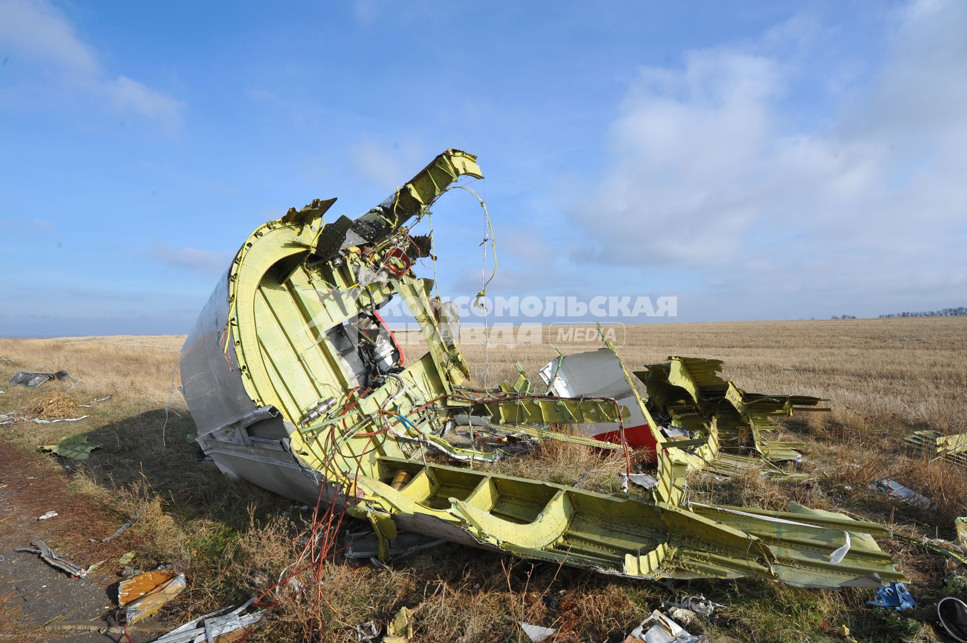 Место крушения малайзийского самолета Boeing, выполнявшего рейс MH17 Амстердам — Куала-Лумпур. На снимке: обломки самолета.