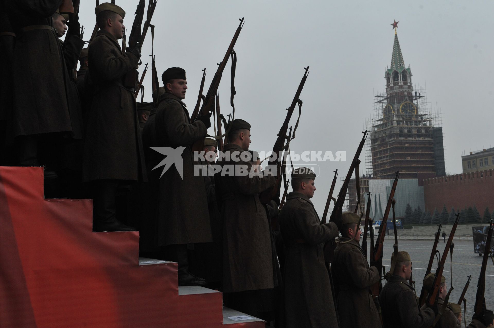 Репетиция торжественного марша, посвященного 73-ой годовщине исторического парада 7 ноября 1941 года на Красной площади в Москве. На снимке: военнослужащие, одетые в форму периода Великой Отечественной войны.