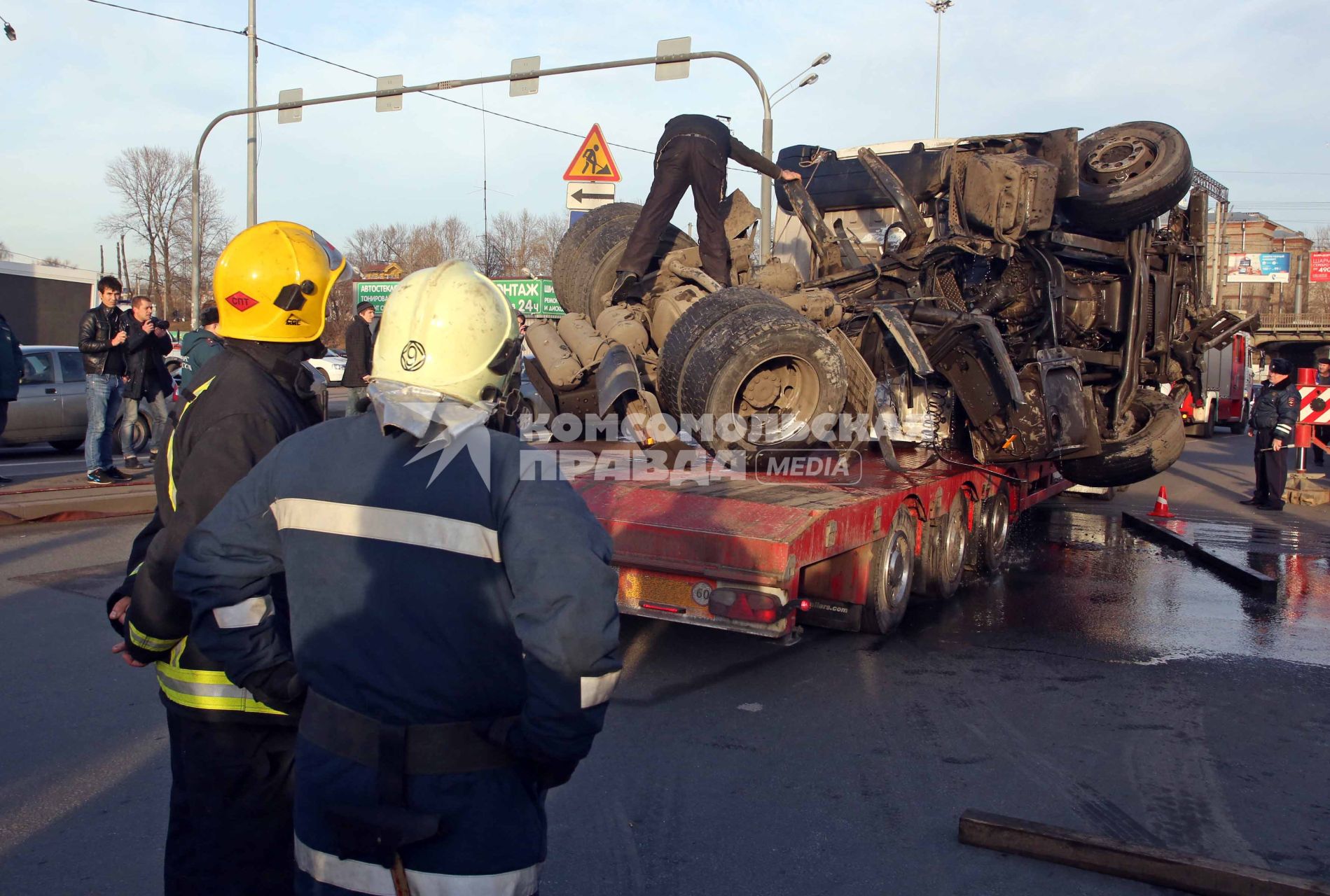 Бензовоз после аварии упал в обводной канал.