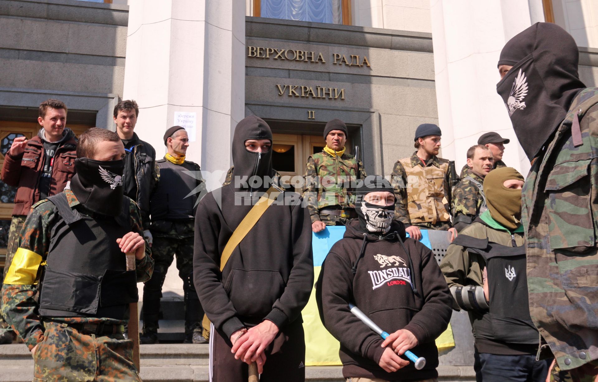 Киев. Активисты `Правого сектора` пикетируют здание Верховной Рады.