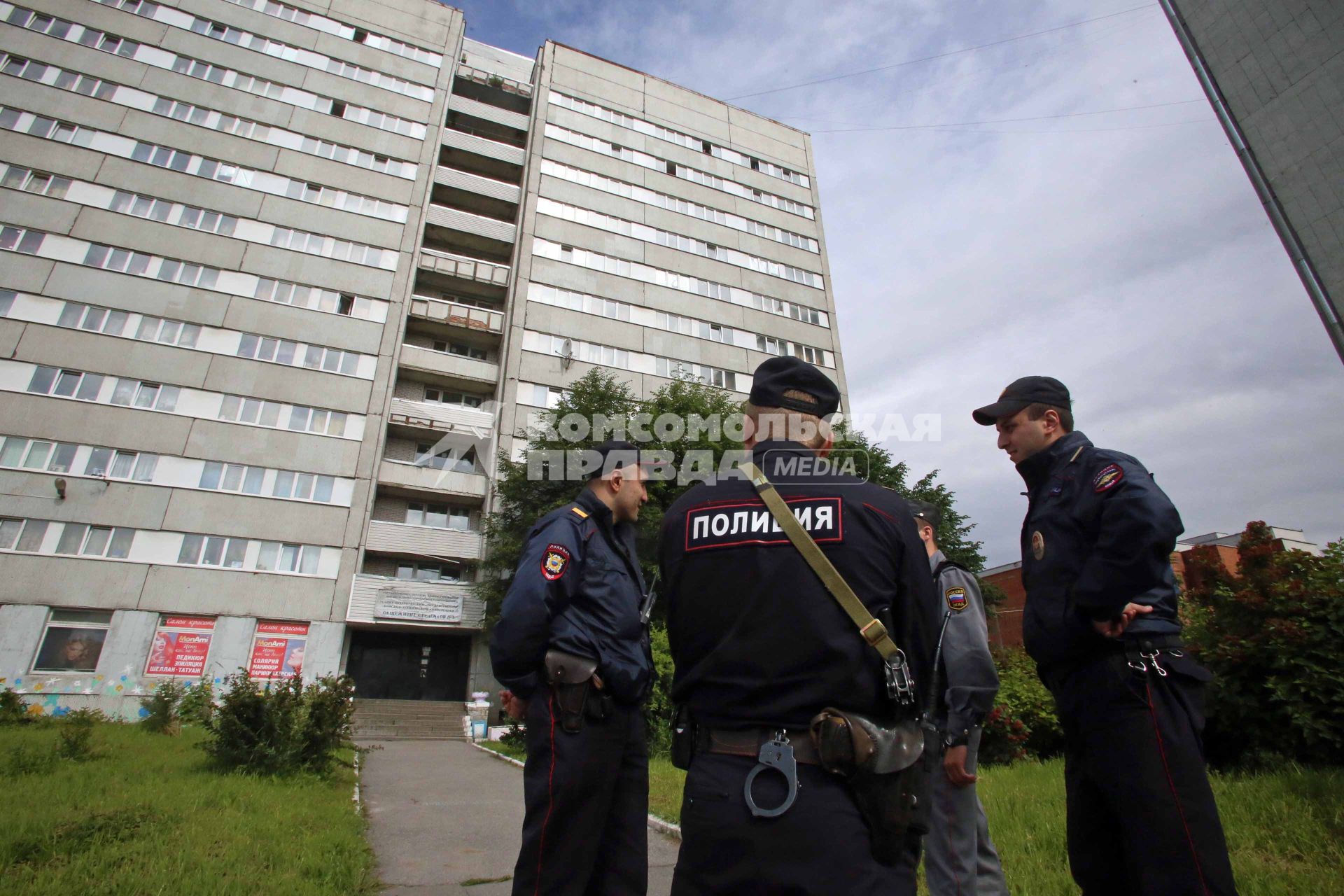 Задержание террористов в общежитии. На снимке: полицейский на фоне здания общежития студентов номер 3.