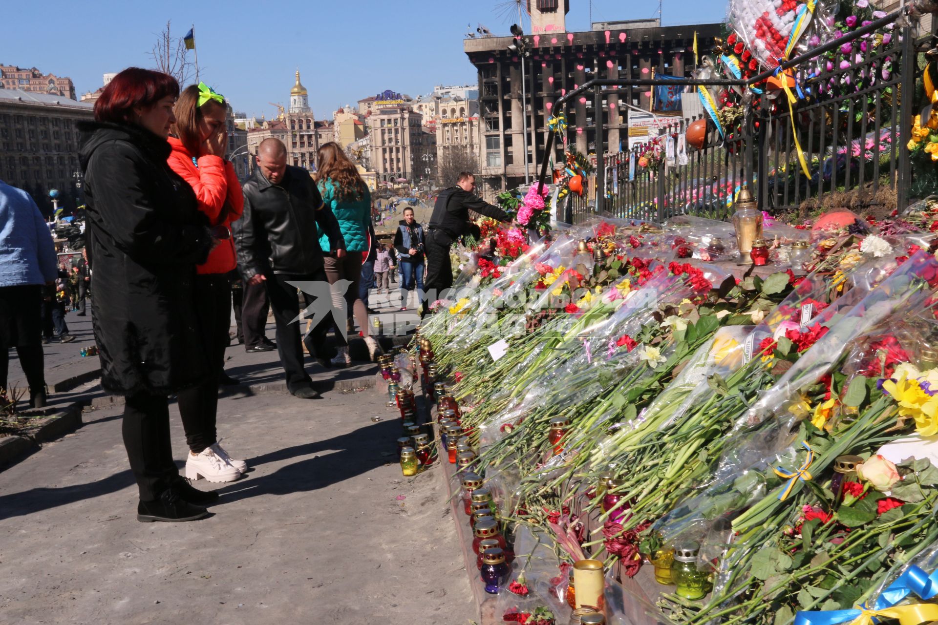 Киев. 40 дней с трагических событий 18-20 февраля, во время которых погибли герои Небесной Сотни. На снимке: цветы и свечи у места трагедии.