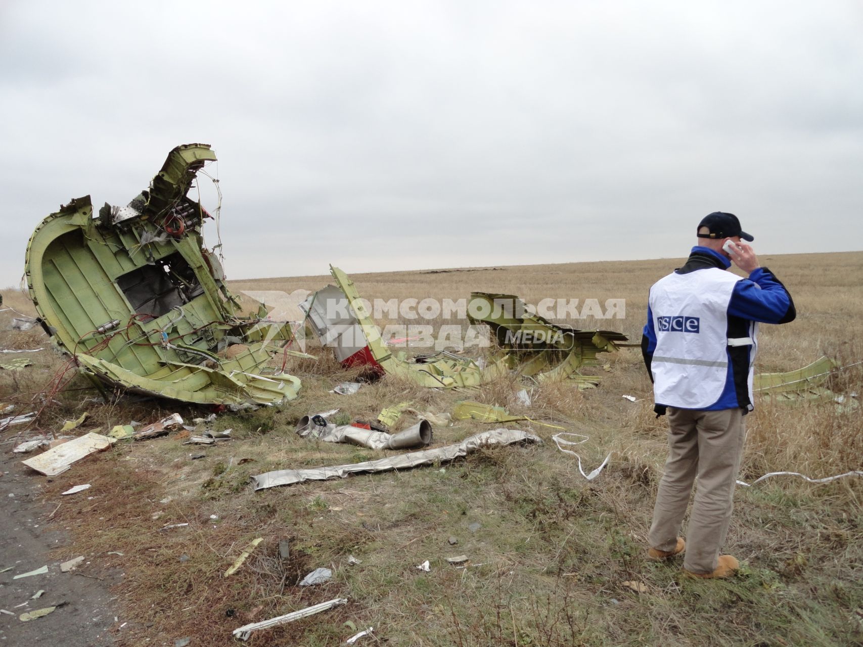 Место крушения малайзийского самолета Boeing, выполнявшего рейс MH17 Амстердам - Куала-Лумпур. На снимке: голландские эксперты и представители ОБСЕ работают на месте крушения.