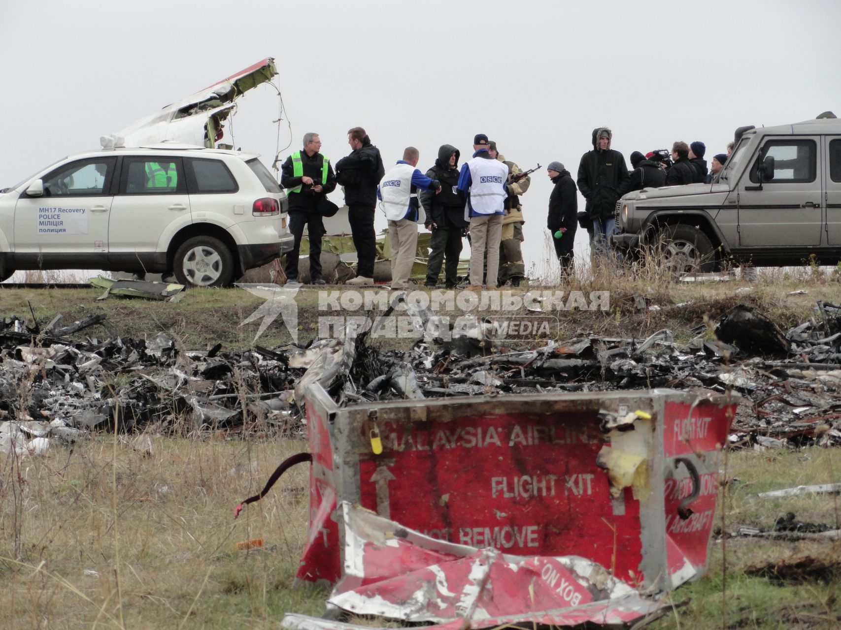 Место крушения малайзийского самолета Boeing, выполнявшего рейс MH17 Амстердам - Куала-Лумпур. На снимке: голландские эксперты и представители ОБСЕ работают на месте крушения.