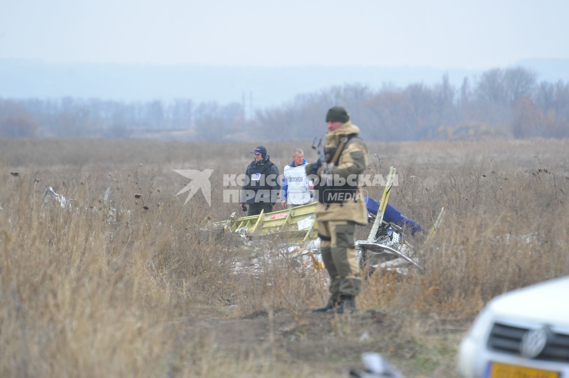 Место крушения малайзийского самолета Boeing, выполнявшего рейс MH17 Амстердам - Куала-Лумпур. На снимке: голландские эксперты и представители ОБСЕ работают на месте крушения.