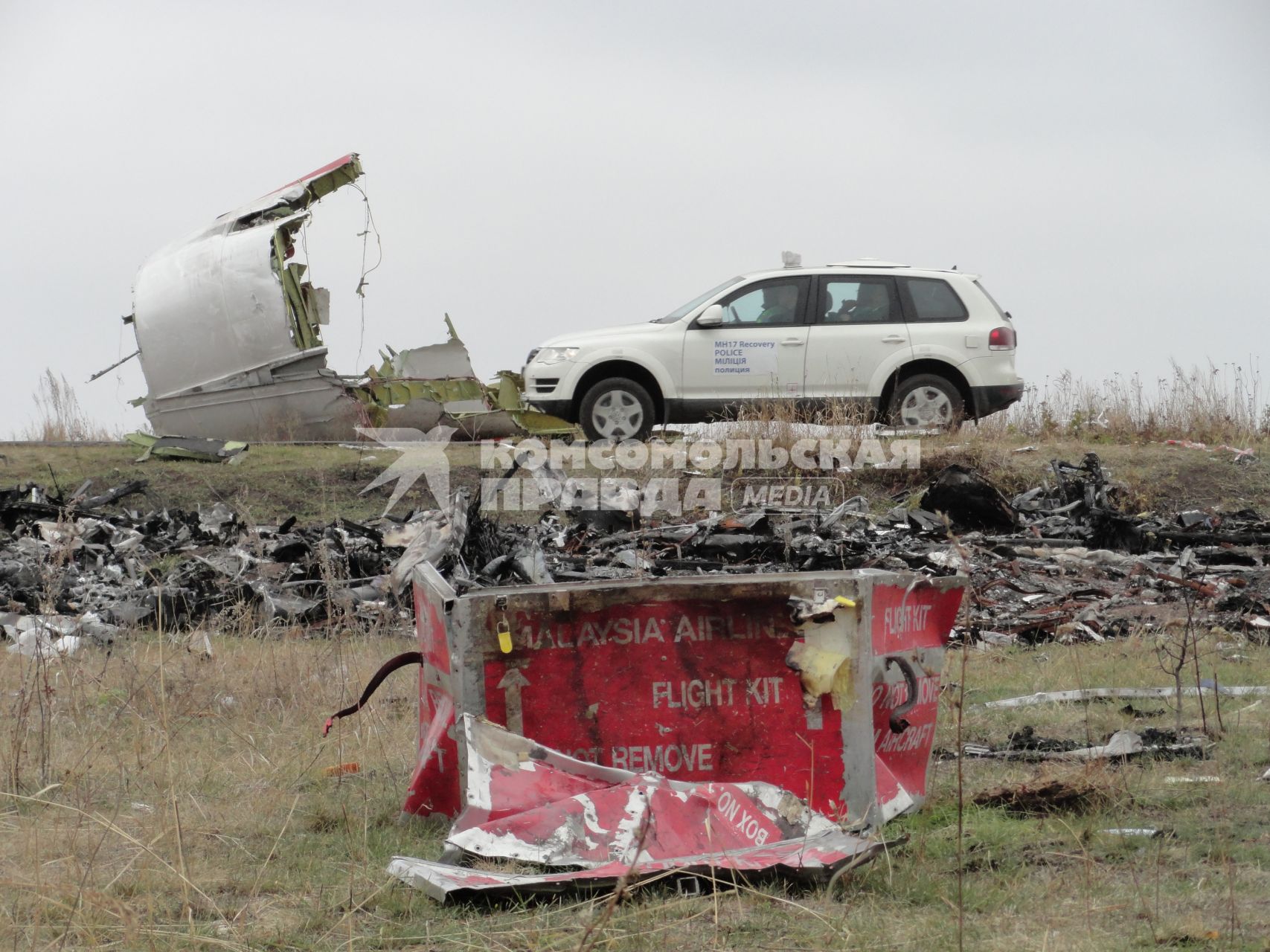 Место крушения малайзийского самолета Boeing, выполнявшего рейс MH17 Амстердам - Куала-Лумпур. На снимке: обломки самолета.