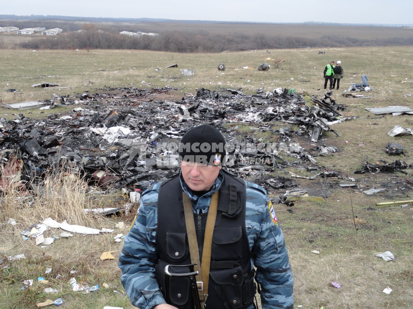 Место крушения малайзийского самолета Boeing, выполнявшего рейс MH17 Амстердам - Куала-Лумпур. На снимке: голландские эксперты работают на месте крушения.