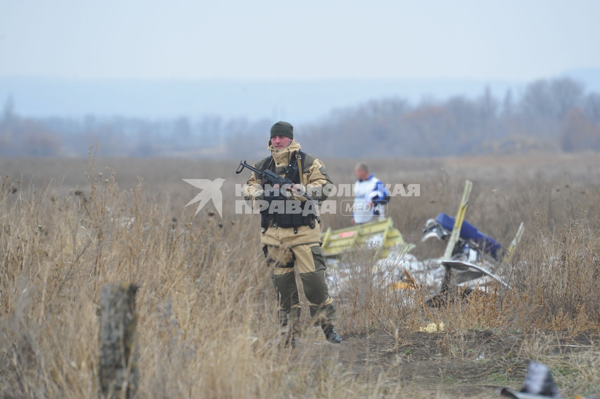 Место крушения малайзийского самолета Boeing, выполнявшего рейс MH17 Амстердам - Куала-Лумпур. На снимке: голландские эксперты и представители ОБСЕ работают на месте крушения.