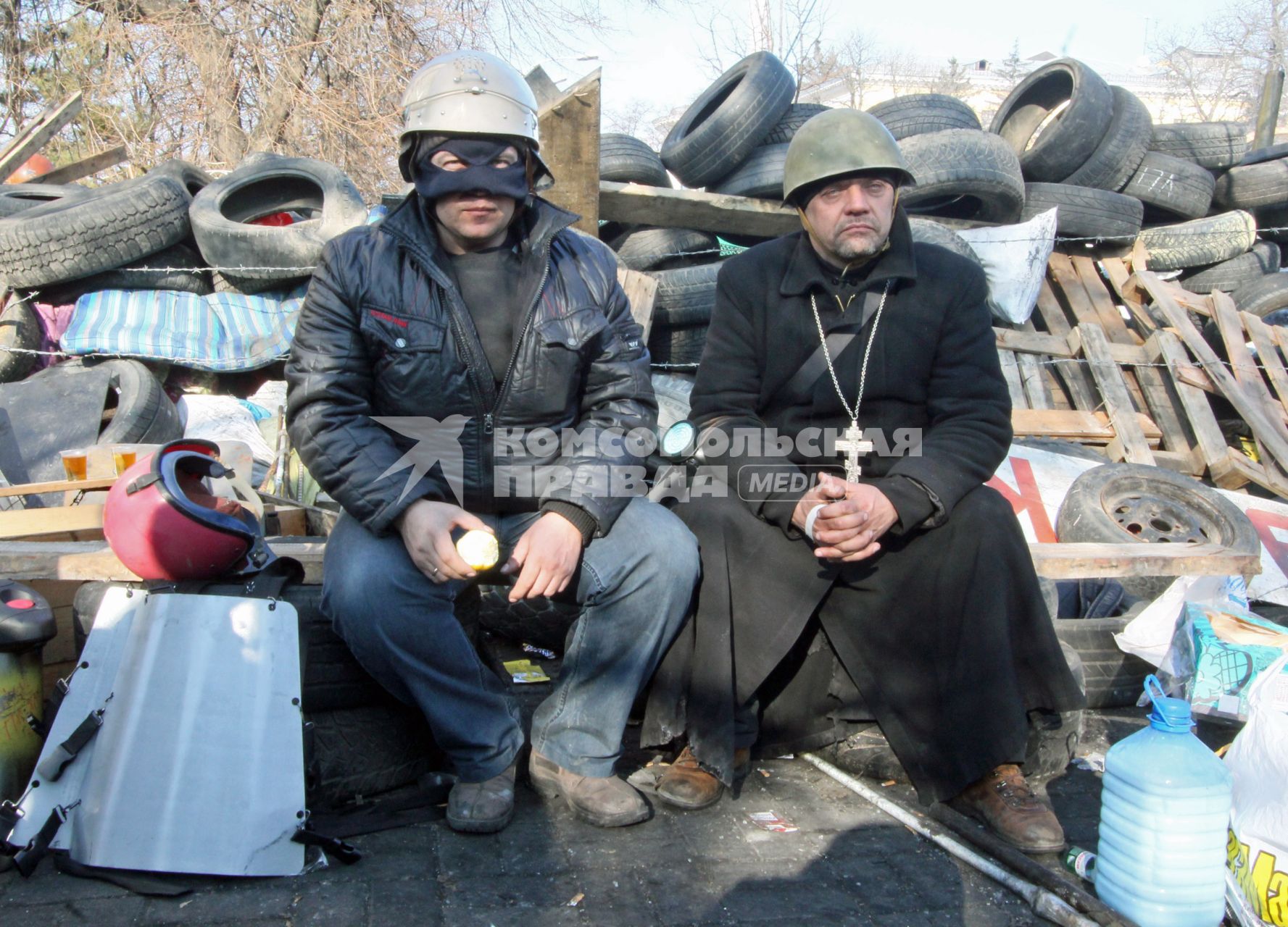 Киев. Митингующие на переднем рубеже на Институтской улице.