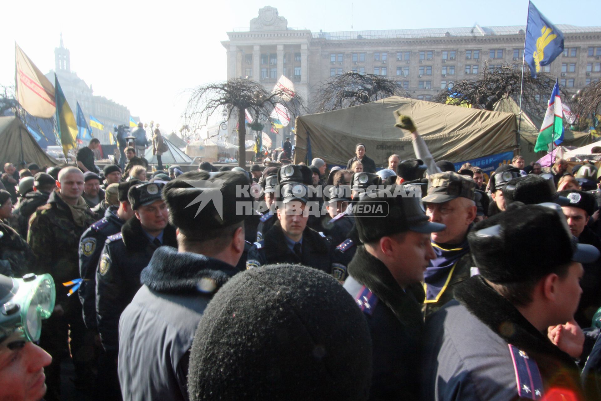 Киев. В толпе перешедшие на сторону радикалов милиционеры чувствовали себя неуютно.