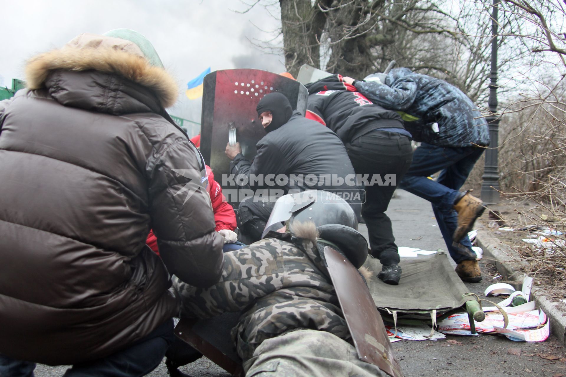 Беспорядки в Киеве. Представители оппозиции закрываются щитами.