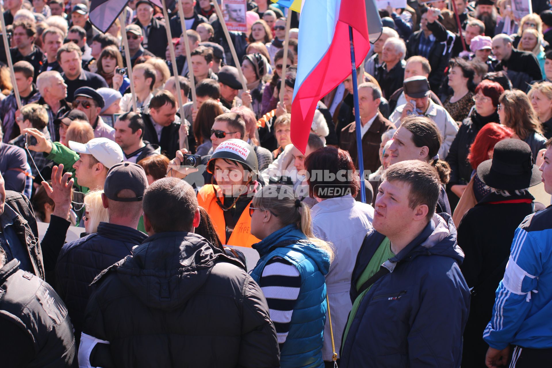 Донецк. Пророссийский митинг, организованный партией `Русский блок`. На снимке: надпись на каске митингующего `Я говорю по- русски`.