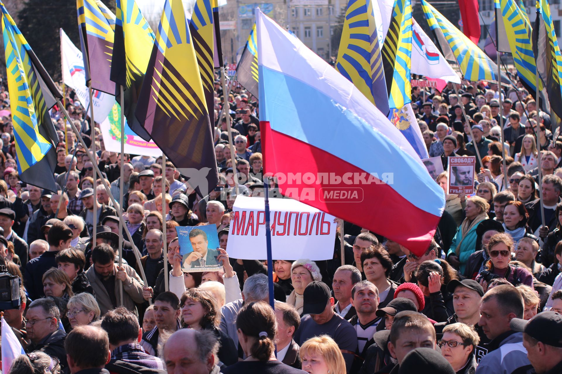 Донецк. Пророссийский митинг, организованный партией `Русский блок`. На снимке: митингующие держат плакат `Мариуполь`.