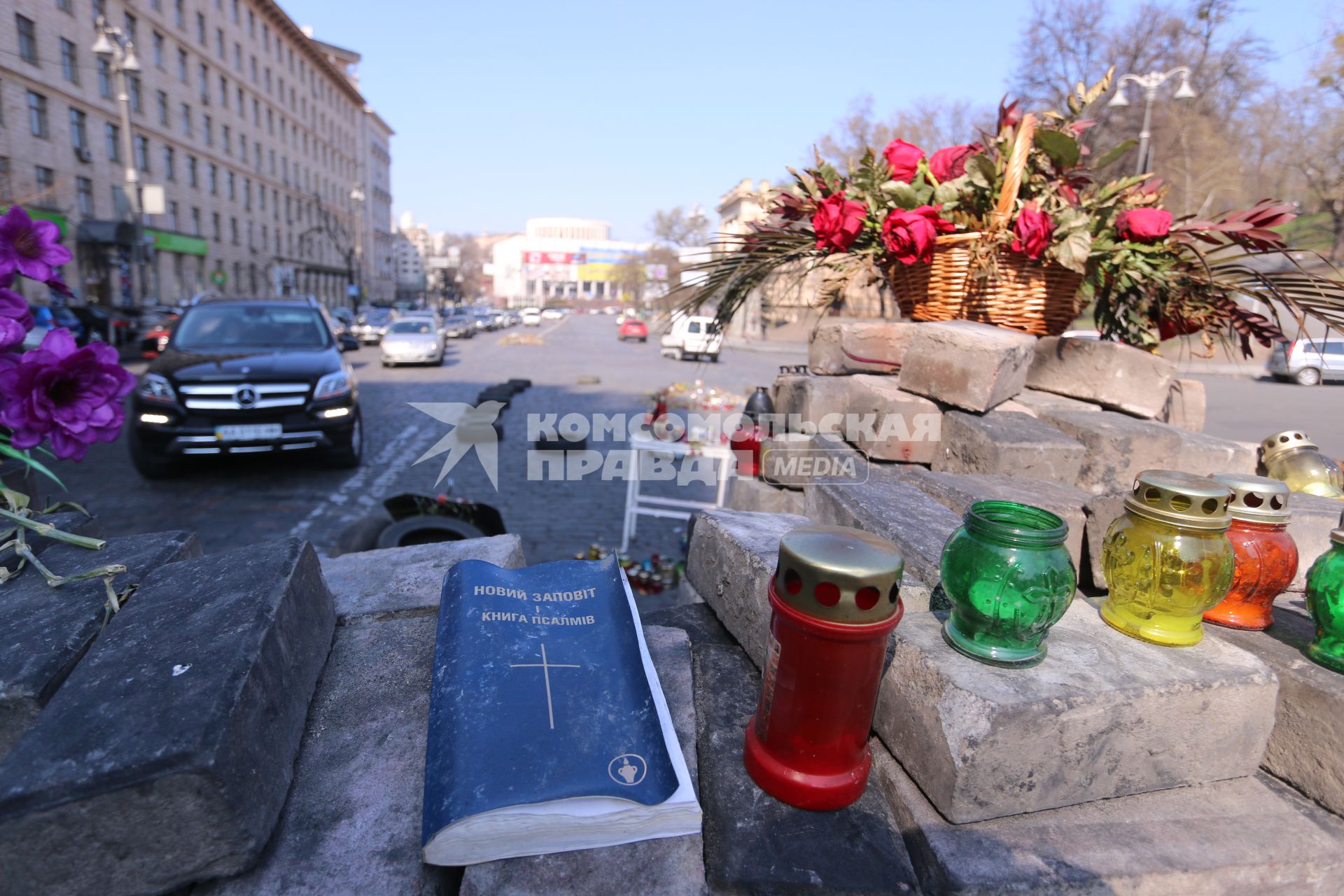 Киев. Цветы и свечи на месте погибших на площади Независимости (Незалежности).