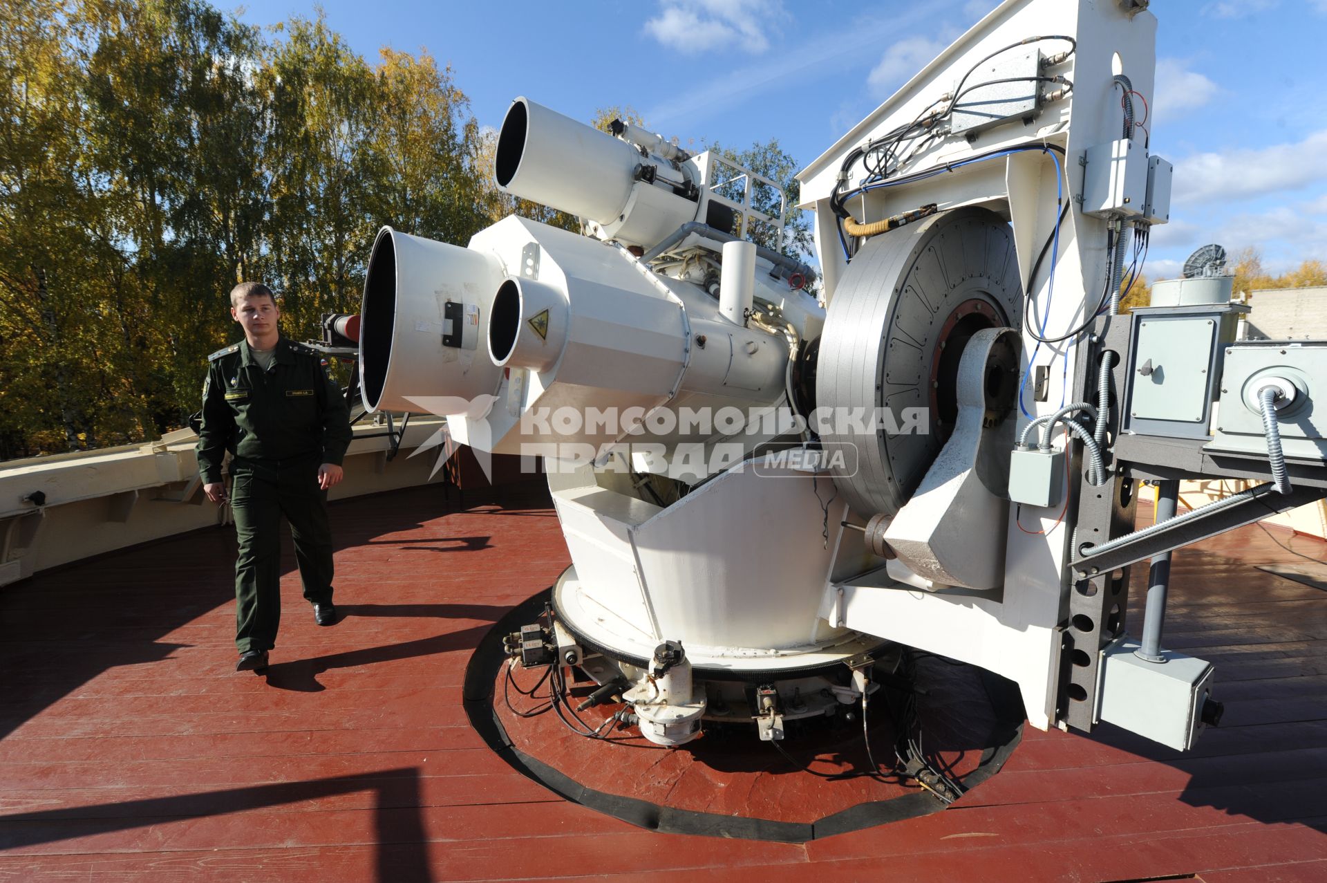 Войсковая часть 26178 воздушно-космической обороны в Щелково. На снимке: оптическая система под кодовым шифром `Сажень` с помощью лазера измеряет расстояние до космического объекта.