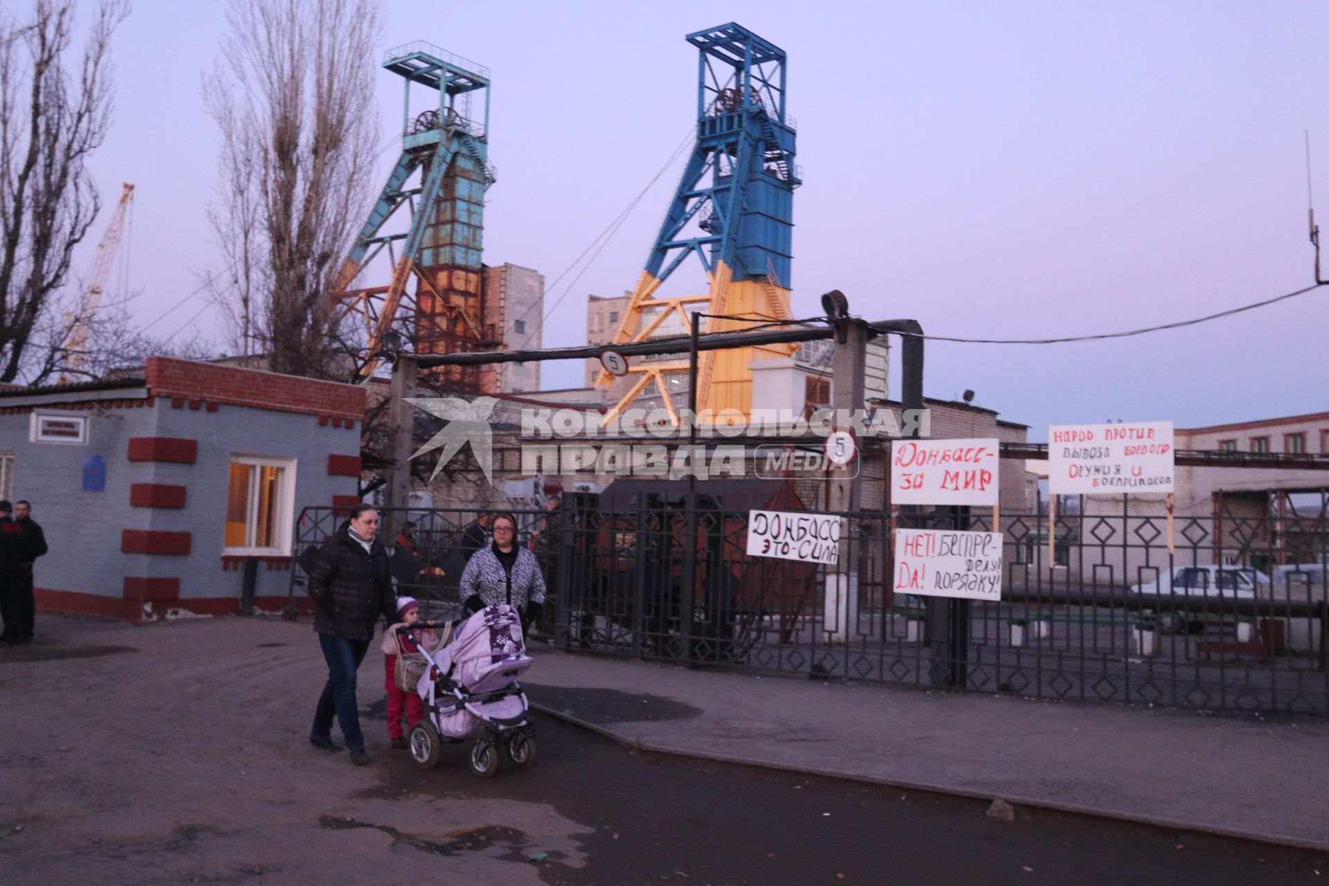 Артемовск. Крупнейшие на Украине оружейные склады - рудник Володарского. Местные жители не дают украинским военным вывезти оружие. На снимке: копры соляных шахт.