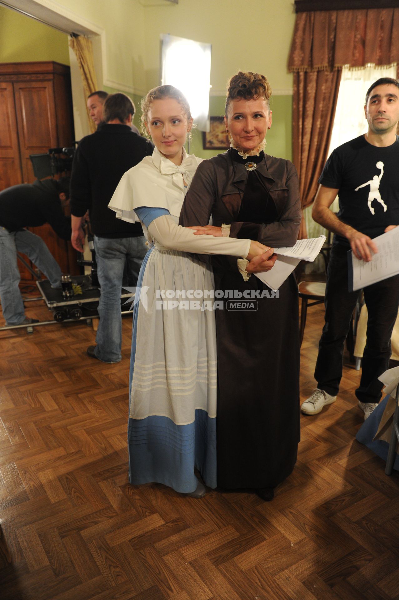 Съемки сериала `Институт благородных девиц`. На снимке: актрисы Алиса Сапегина (слева) и Людмила Кожевникова.