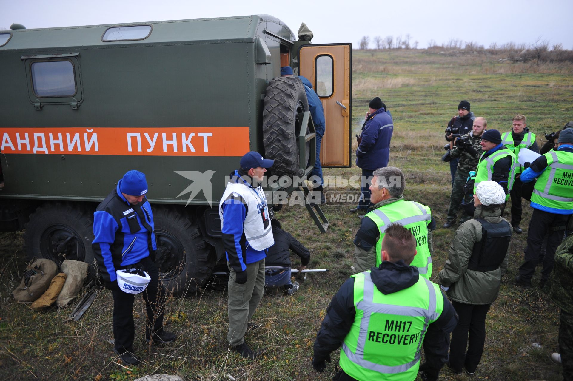 Погрузка обломков потерпевшего крушение малайзийского самолета Boeing-777, выполнявшего рейс MH17 Амстердам - Куала-Лумпур. На снимке: следователи из Нидерландов во время сбора обломков.