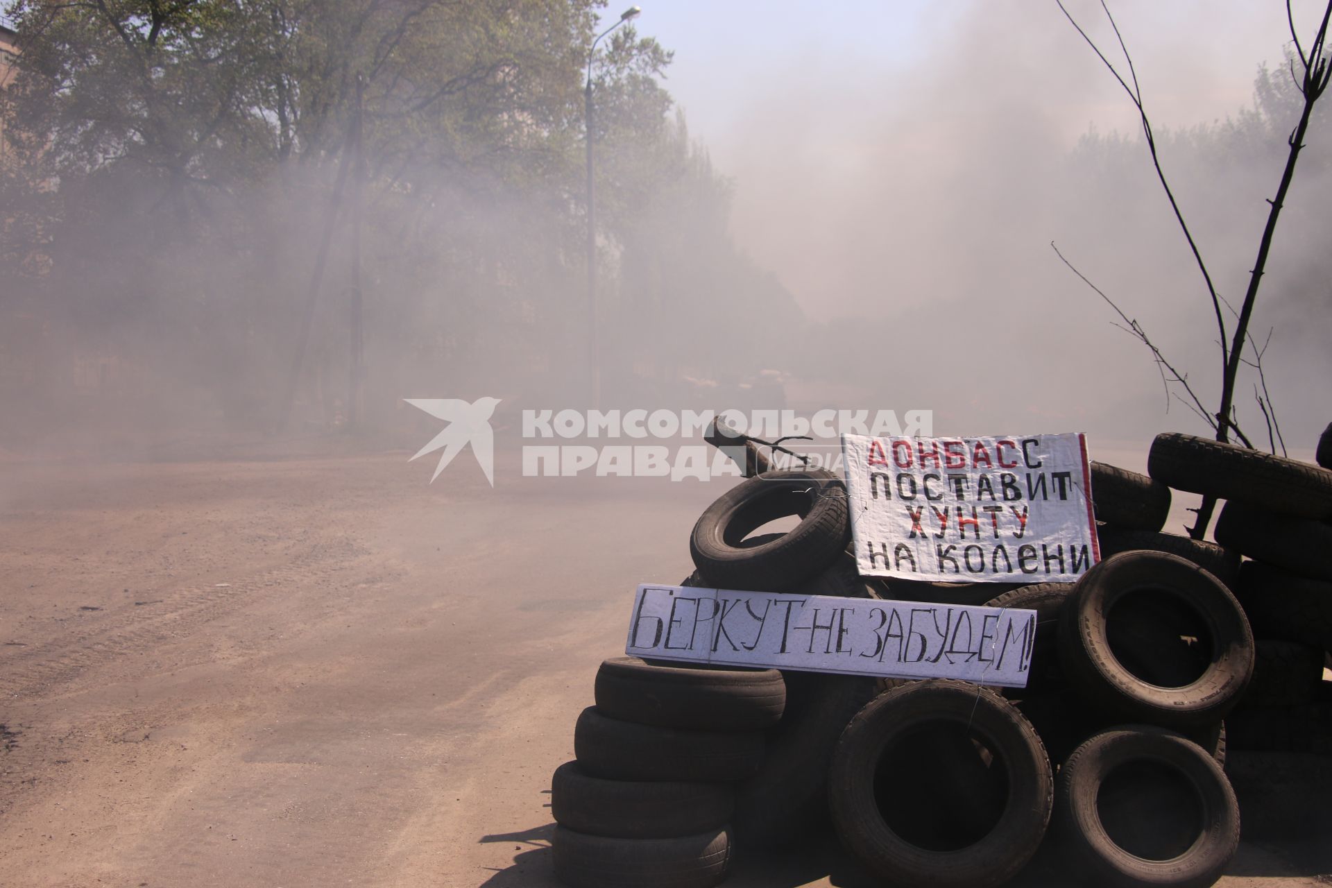 Пригород Славянска. На снимке: нападение украинских войск на блок-пост ополченцев `Комбикормовый`.