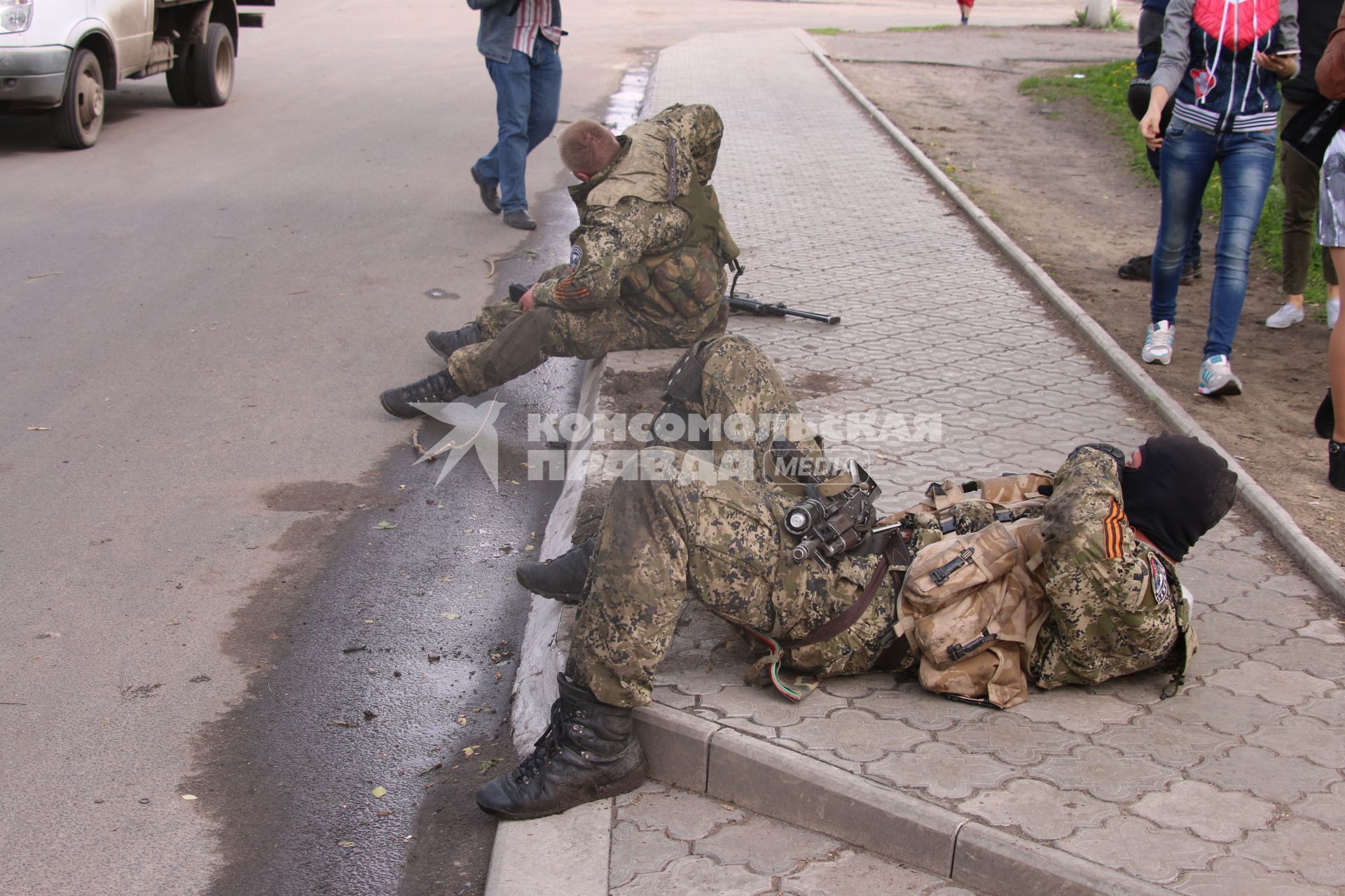 Семеновка. Украинская армия штурмует город. На снимке: ополченцы ДНР.