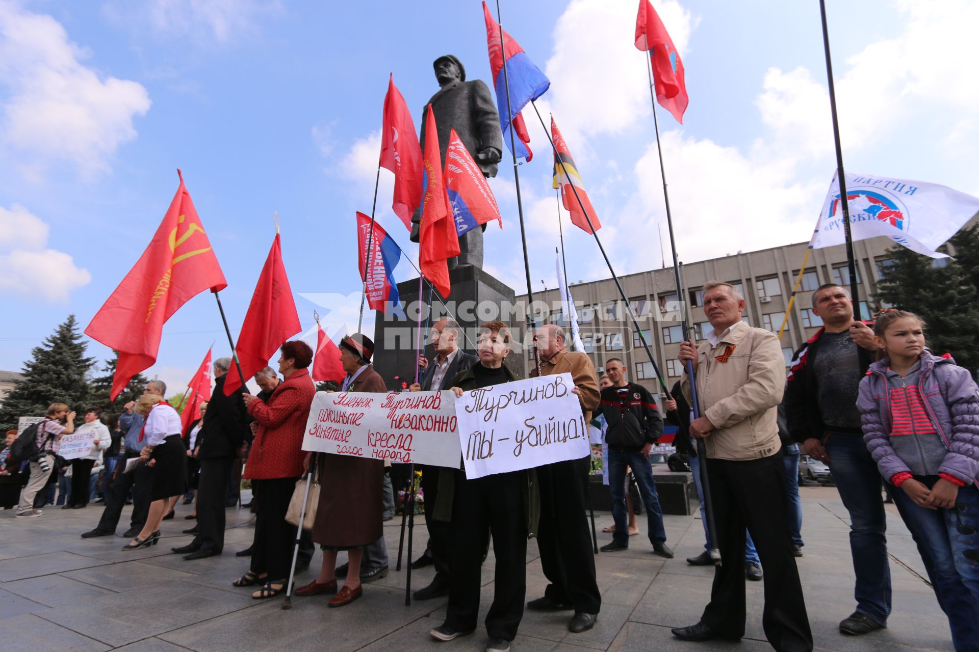 Славянск. 1 мая. На снимке: жители города на митинге у памятника Ленину.