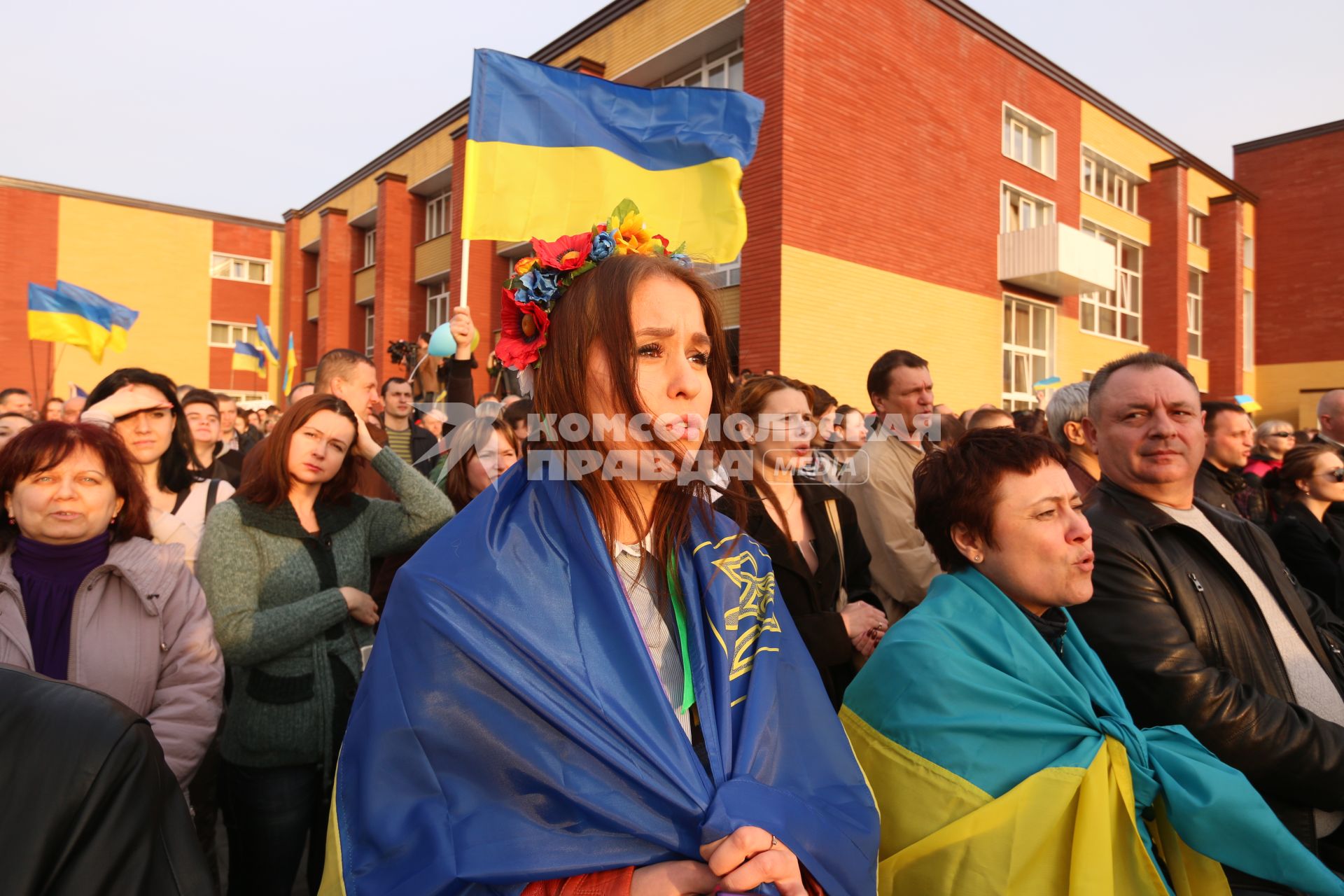 Донецк. Митинг за единую Украину в Парке Победы. На снимке: активисты держат флаги Украины.