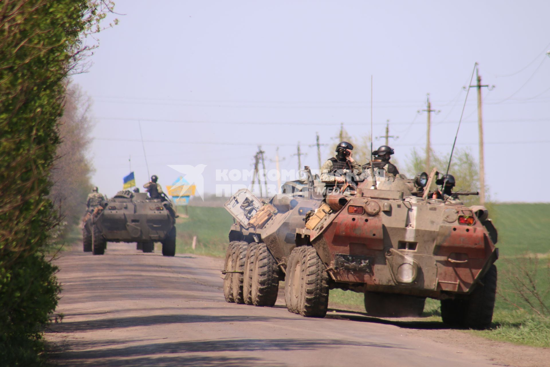 Пригород Славянска. На снимке: нападение украинских войск на блок-пост ополченцев `Комбикормовый`.