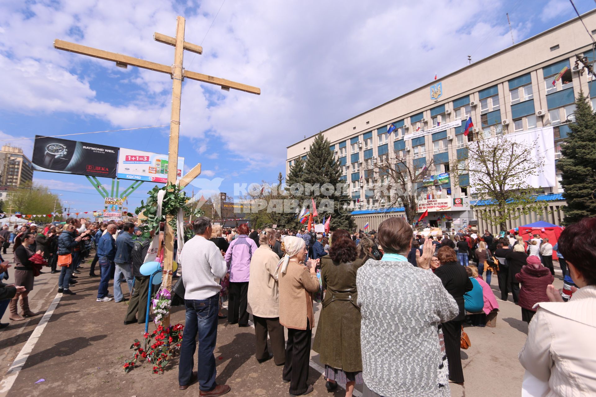 Ситуация в Луганске. На снимке: митинг сторонников федерализации Украины у здания Службы безопасности Украины (СБУ).