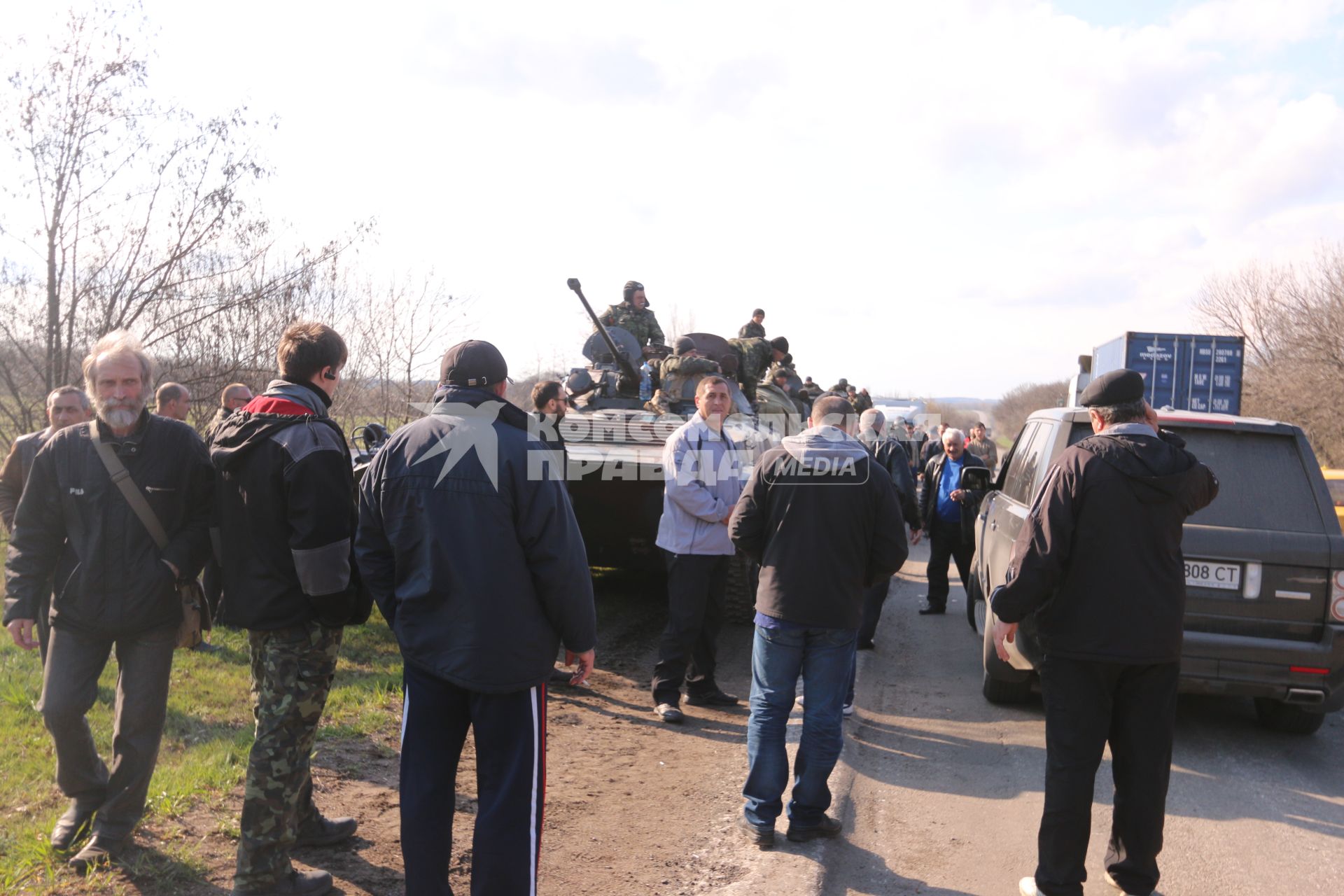 Мариуполь. Местые жители блокируют укранискую военную технику под Мариуполем.