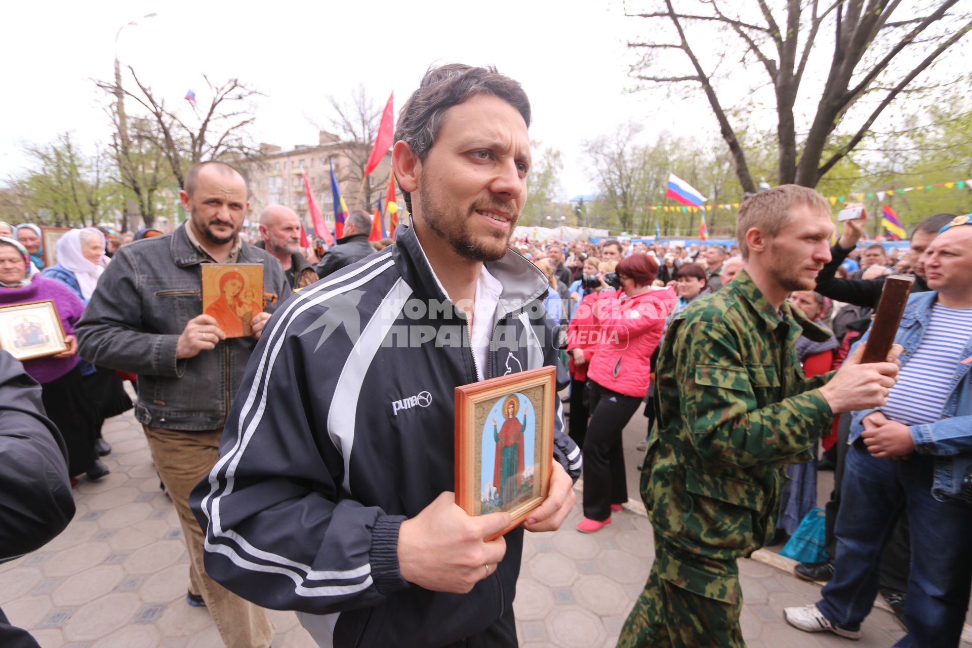 Ситуация в Луганске. На снимке: местные жители во время Крестного хода направляются к зданию Службы безопасности Украины (СБУ) на митинг, где по завершению состоится народное голосование.