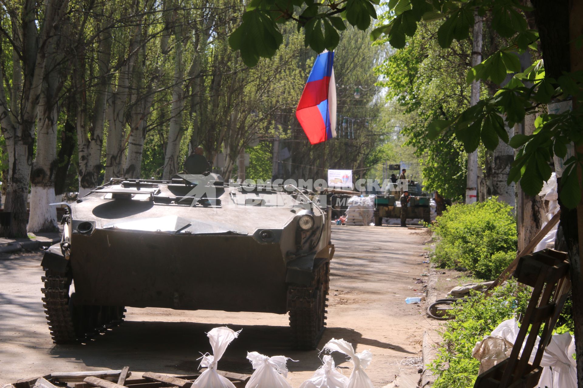 Славянск. Бтр во дворе штаба ополчения ДНР.