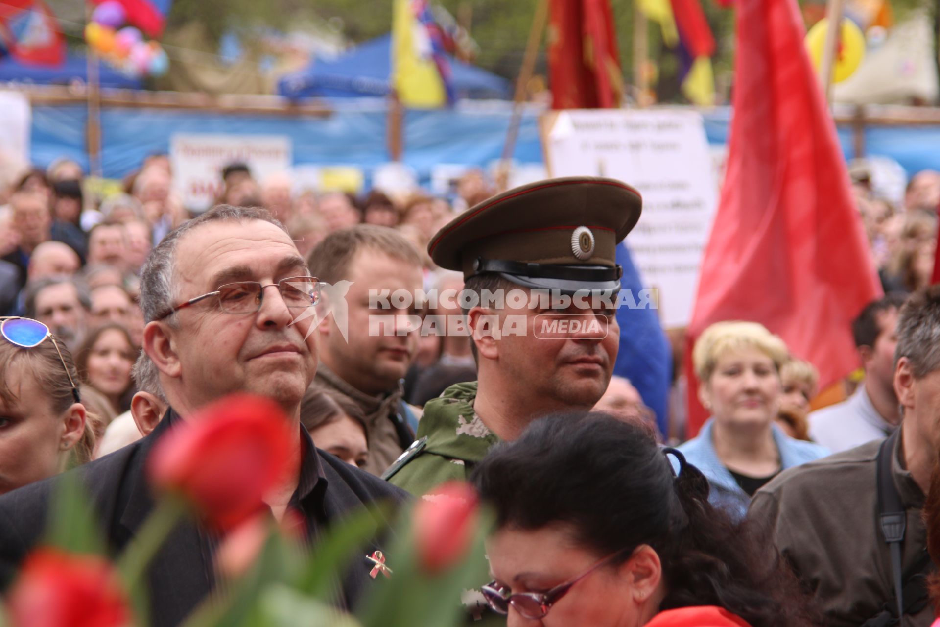 Ситуация в Луганске. На снимке: митинг сторонников федерализации Украины у здания Службы безопасности Украины (СБУ).