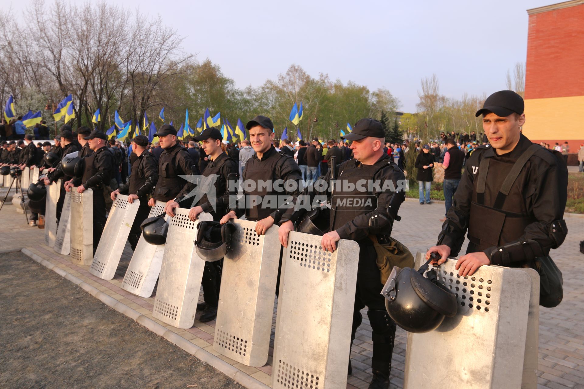 Донецк. Митинг за единую Украину в Парке Победы. На снимке: милиционеры.