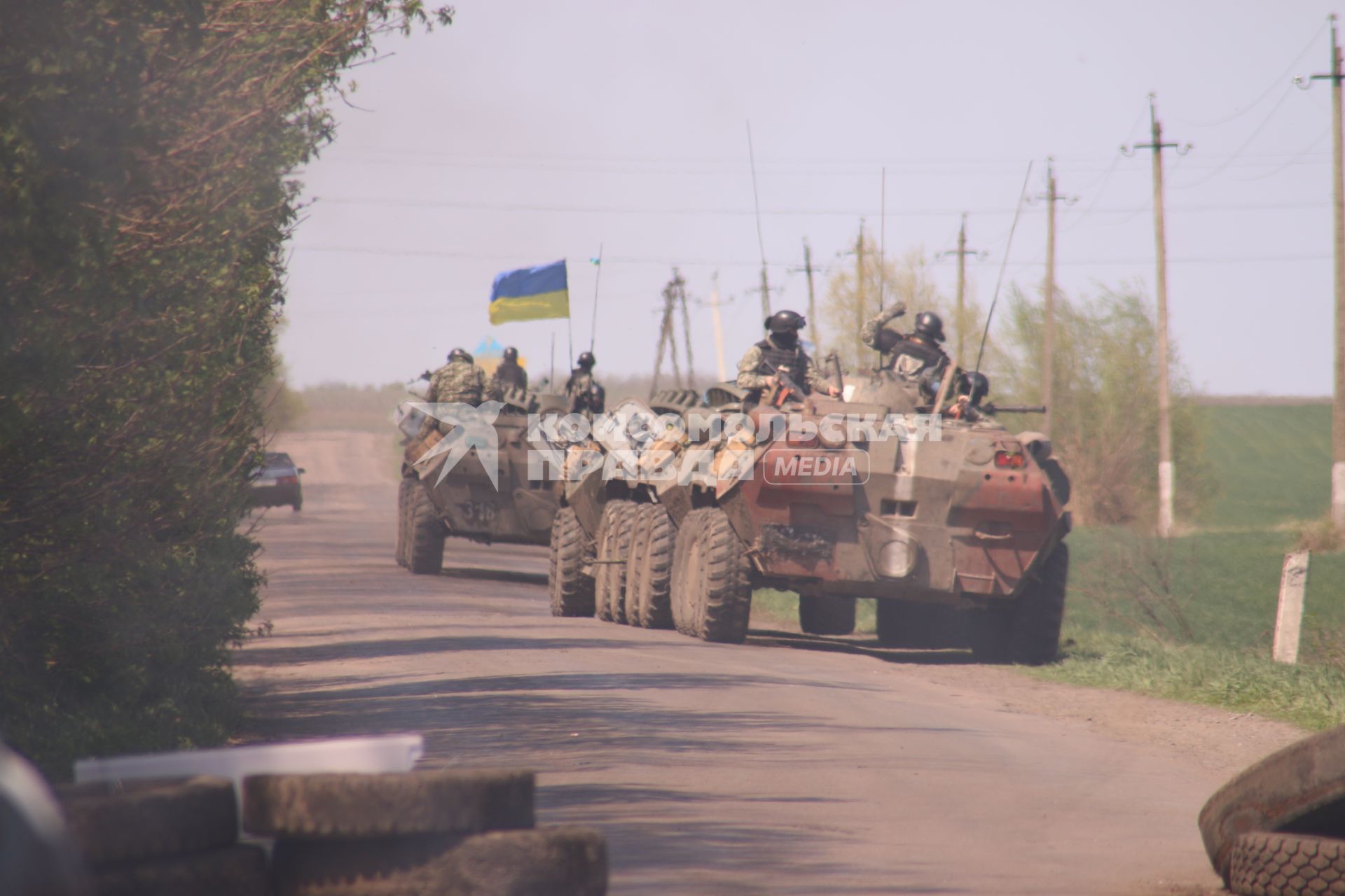 Пригород Славянска. На снимке: нападение украинских войск на блок-пост ополченцев `Комбикормовый`.