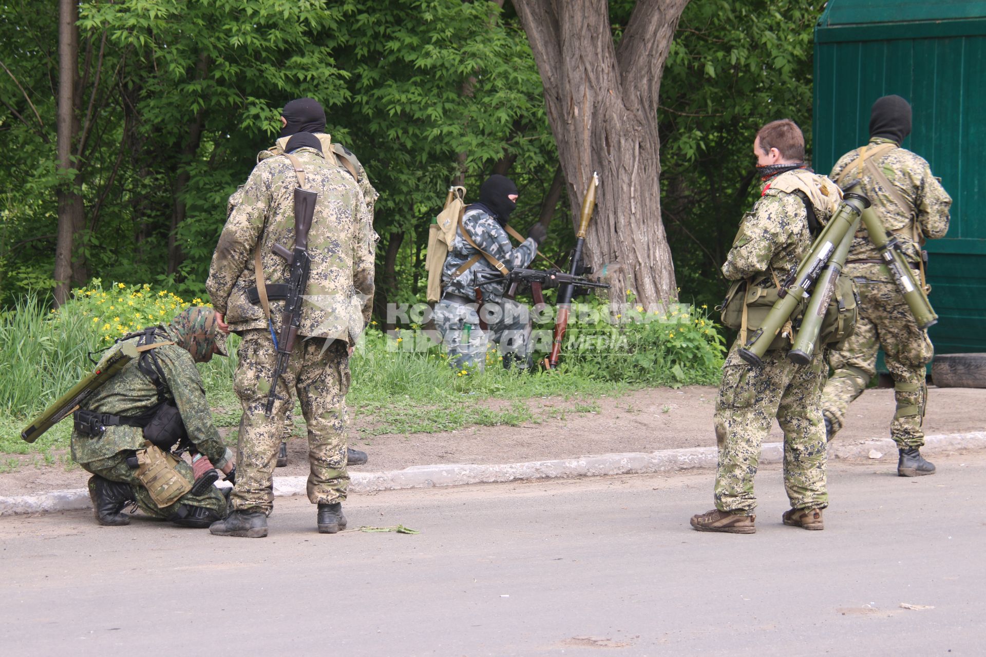 Семеновка. Украинская армия штурмует город. На снимке: ополченцы ДНР.