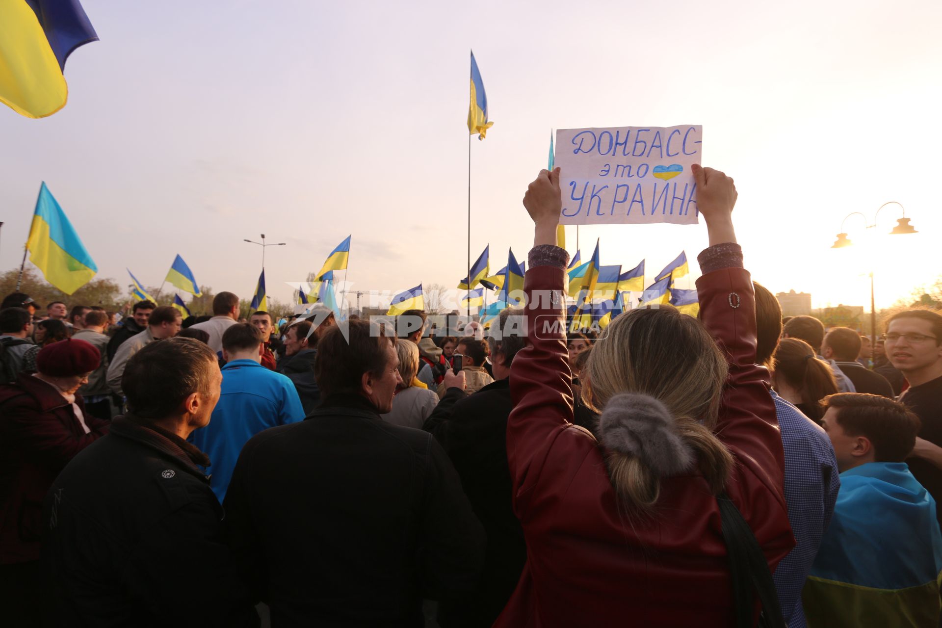 Донецк. Митинг за единую Украину в Парке Победы. На снимке: активистка держит плакат `Донбасс - это Украина`.