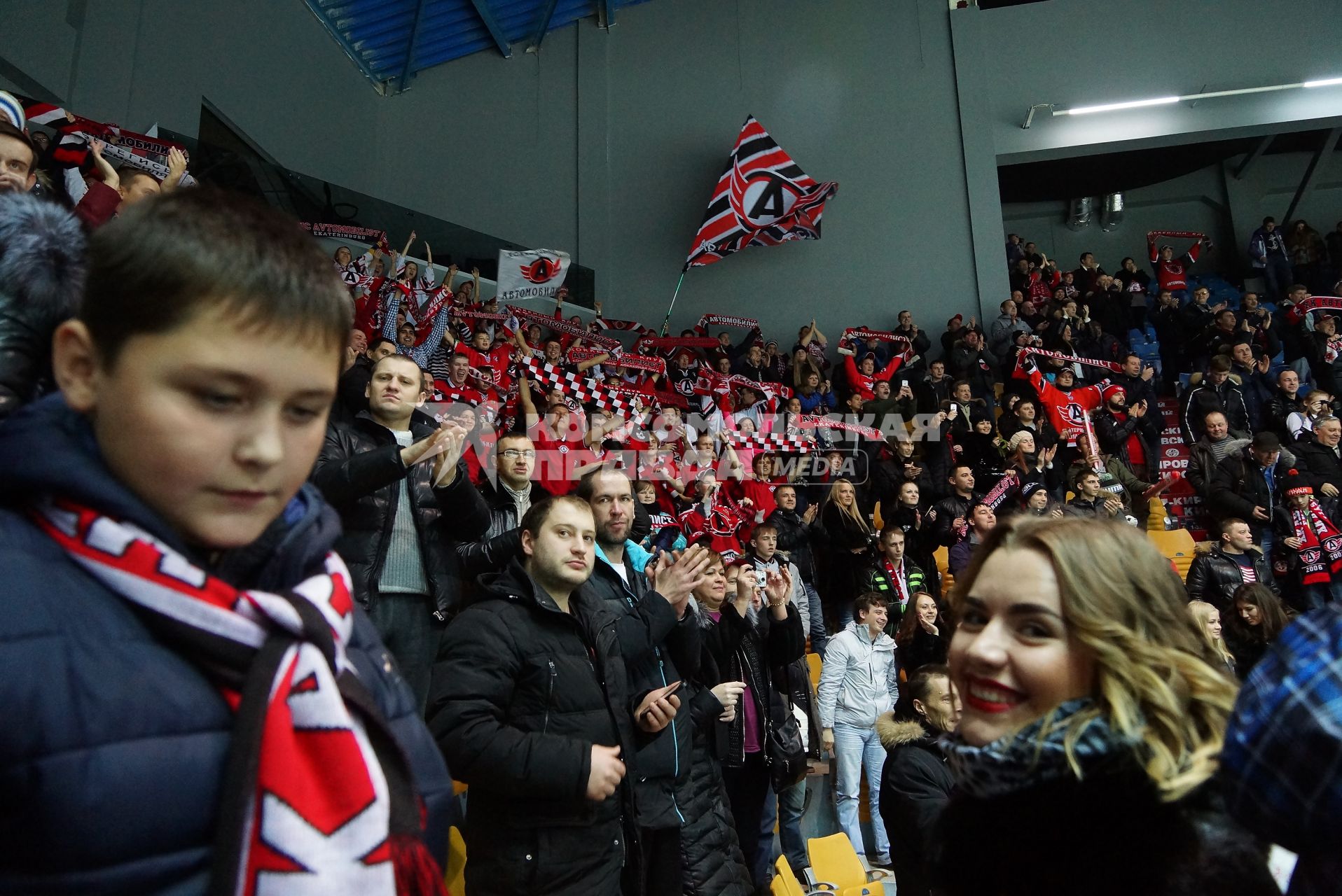 Матч КХЛ: \"Автомобилист\" (Екатеринбург)  3:0 \"Салават Юлаев\" (Уфа). Болельщики. Фанатский сектор ХК \"Автомобилист\"