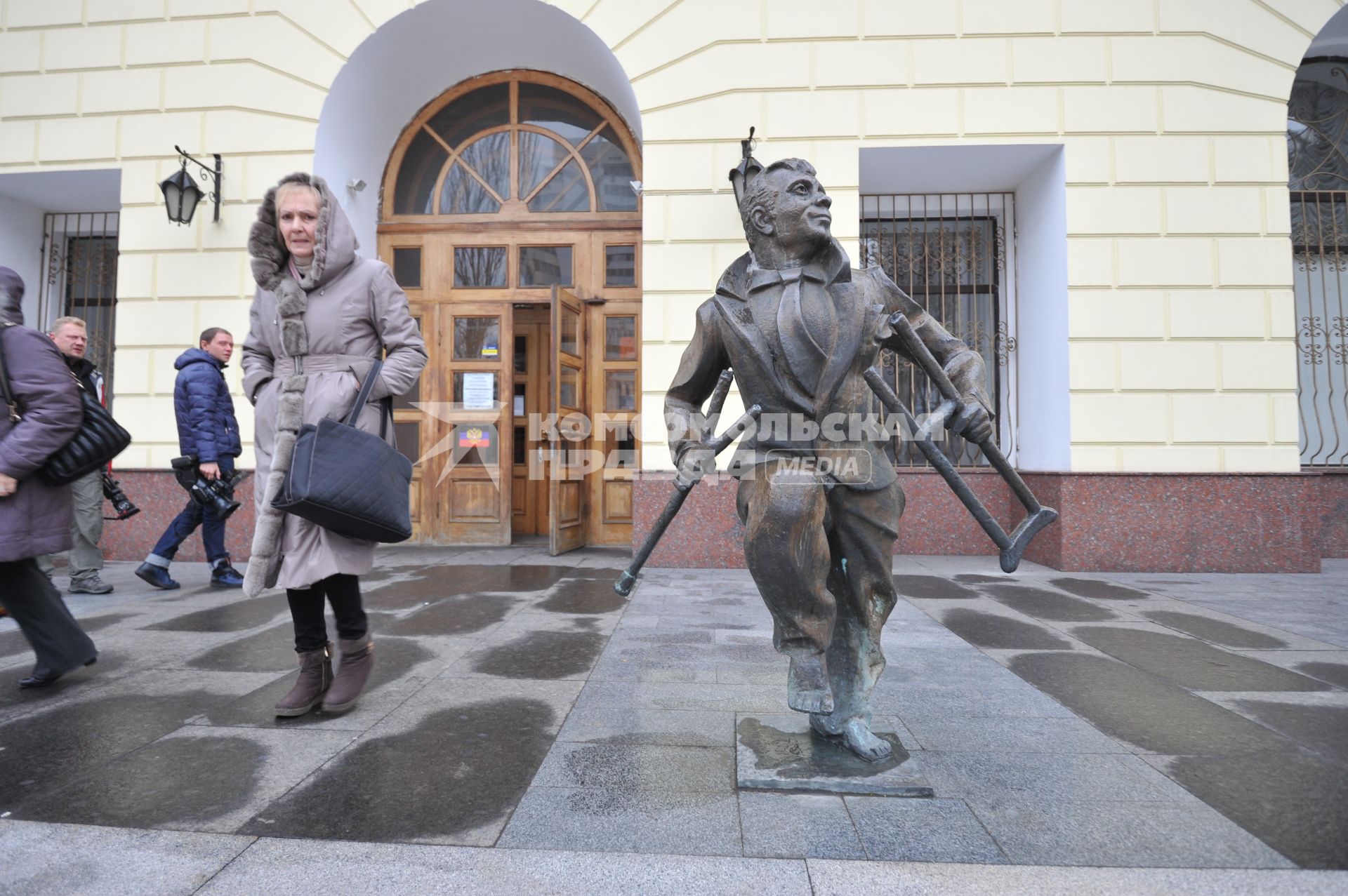 Донецк. В результате артобстрела обесточена Верхнекальмиусская фильтровальная подстанция и большинство жителей города остались без воды. На снимке: областная клиническая травмотологическая больница.