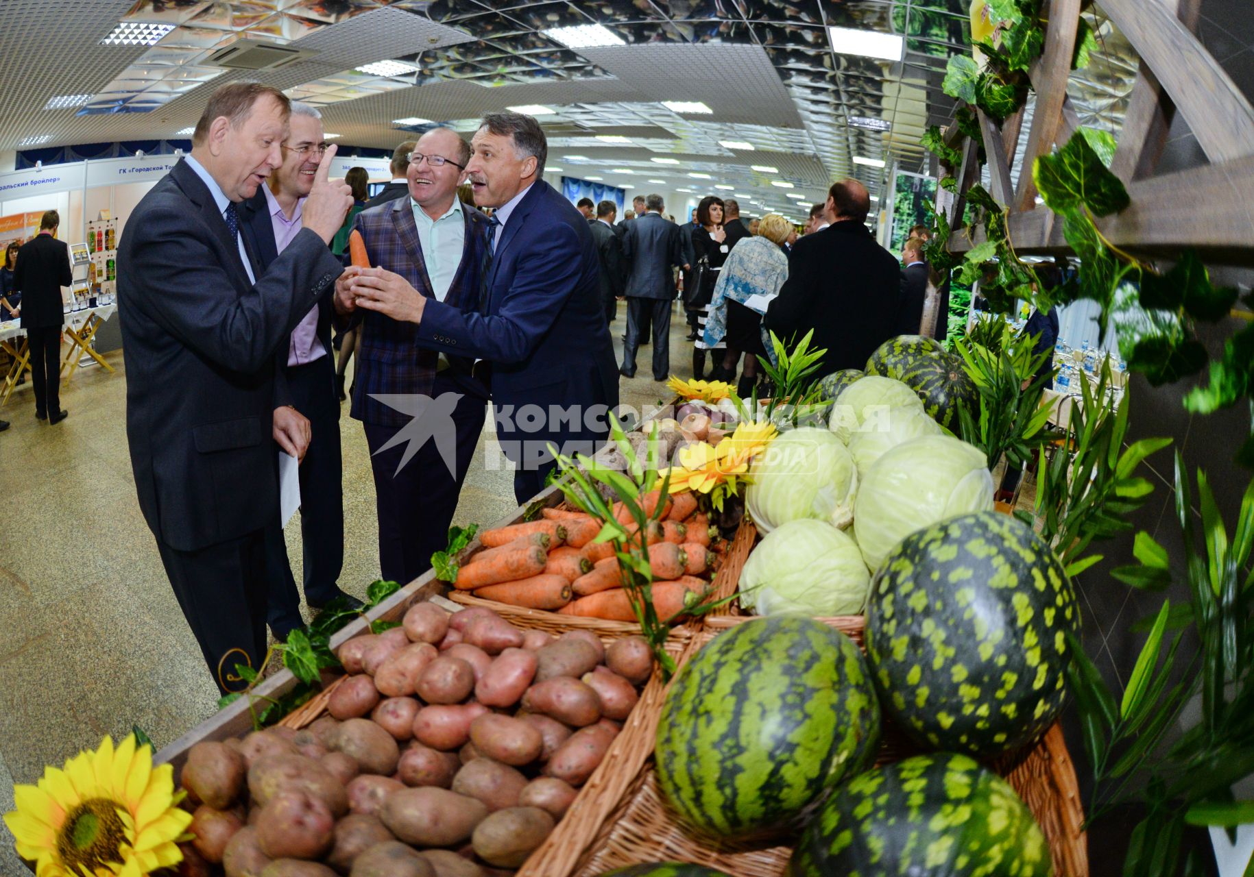 Чиновники у корзин с овощами