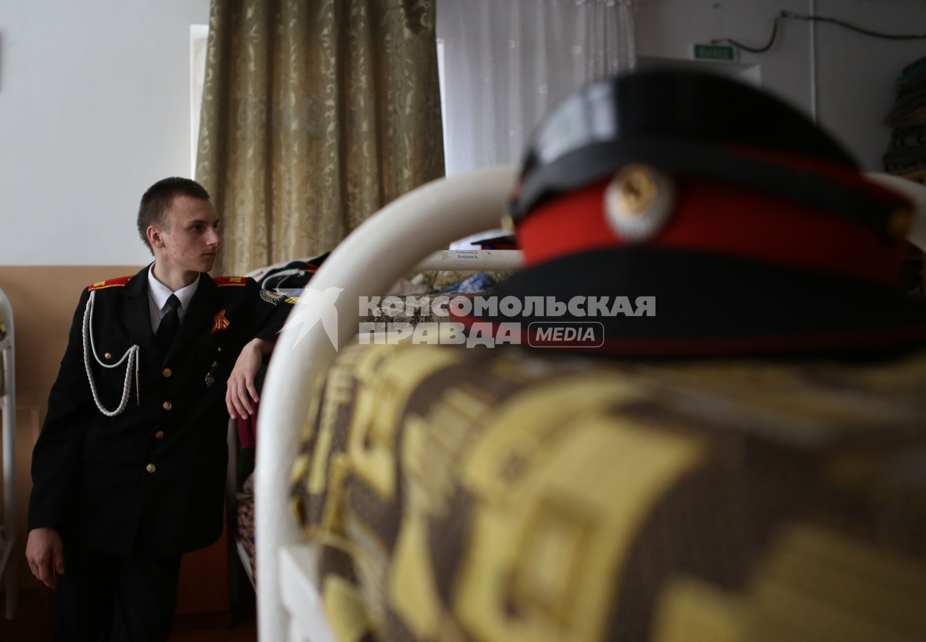 Курсант в казарме стоит в ожидании начала выпускного в Кубанском казачьем кадетском корпусе имени атамана Бабича