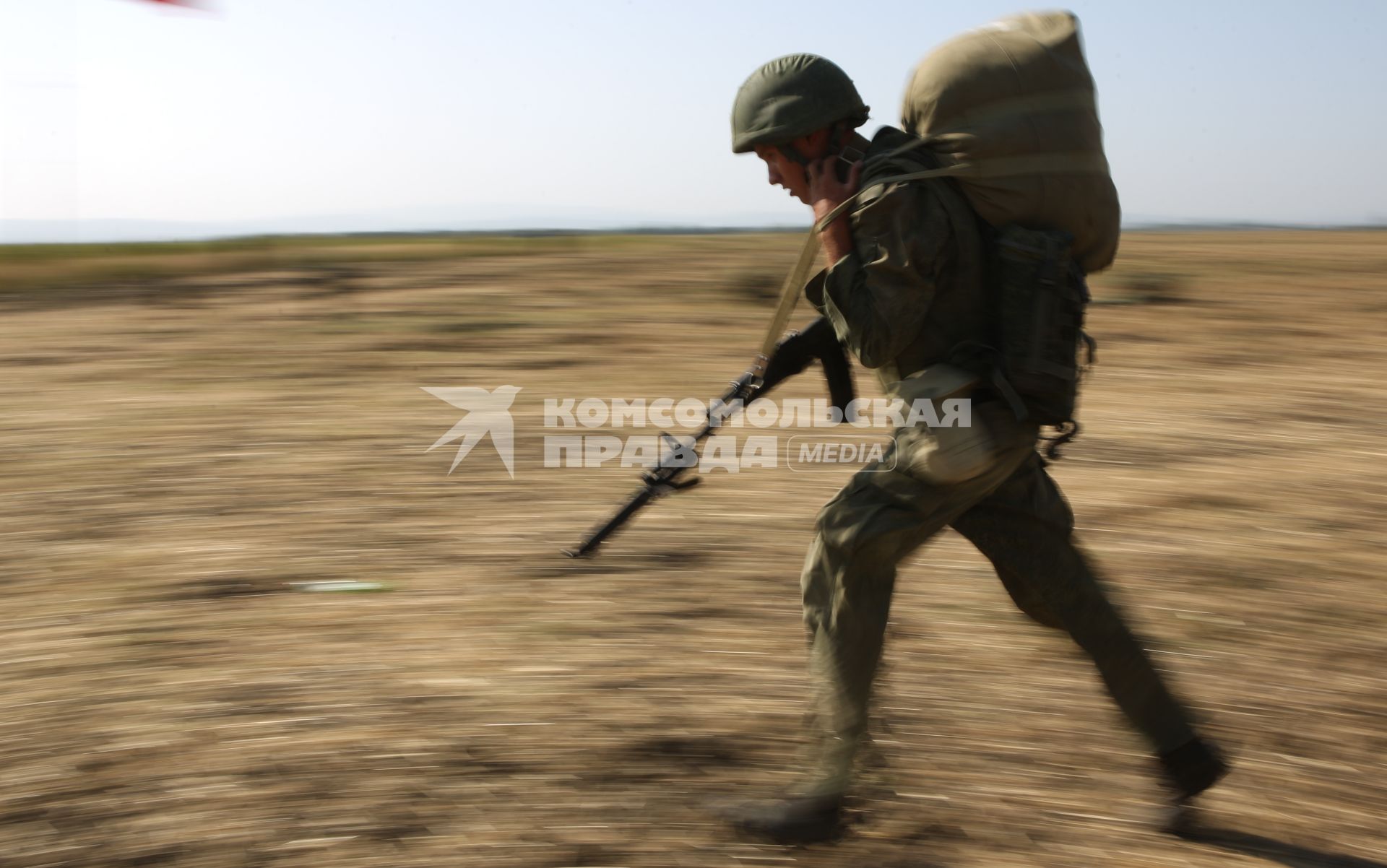 Десантник бежит по полигону во время российско-белорусских учений